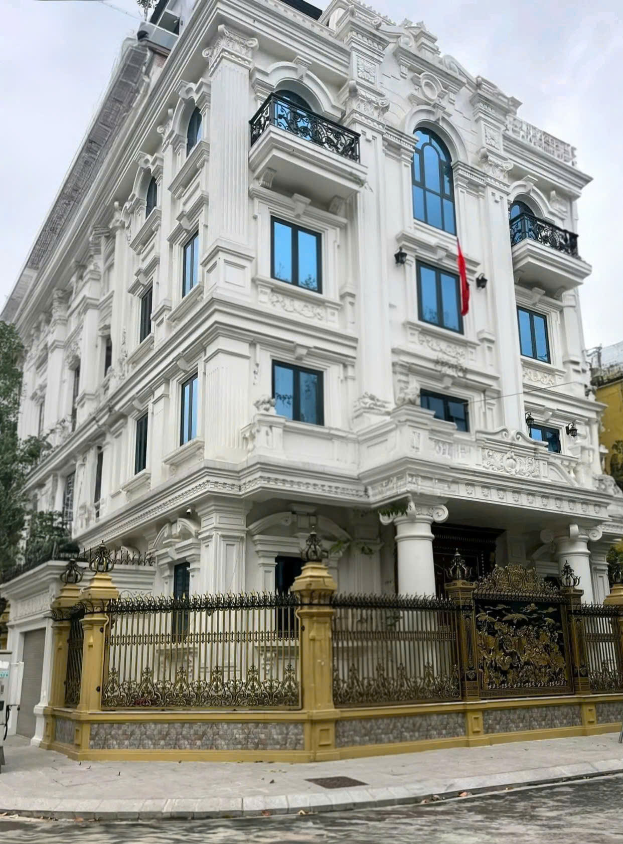 Cho thuê nhà, Chùa Láng, Nguyễn Chí Thanh, THANG MÁY, 325m2x 4T -60 tr