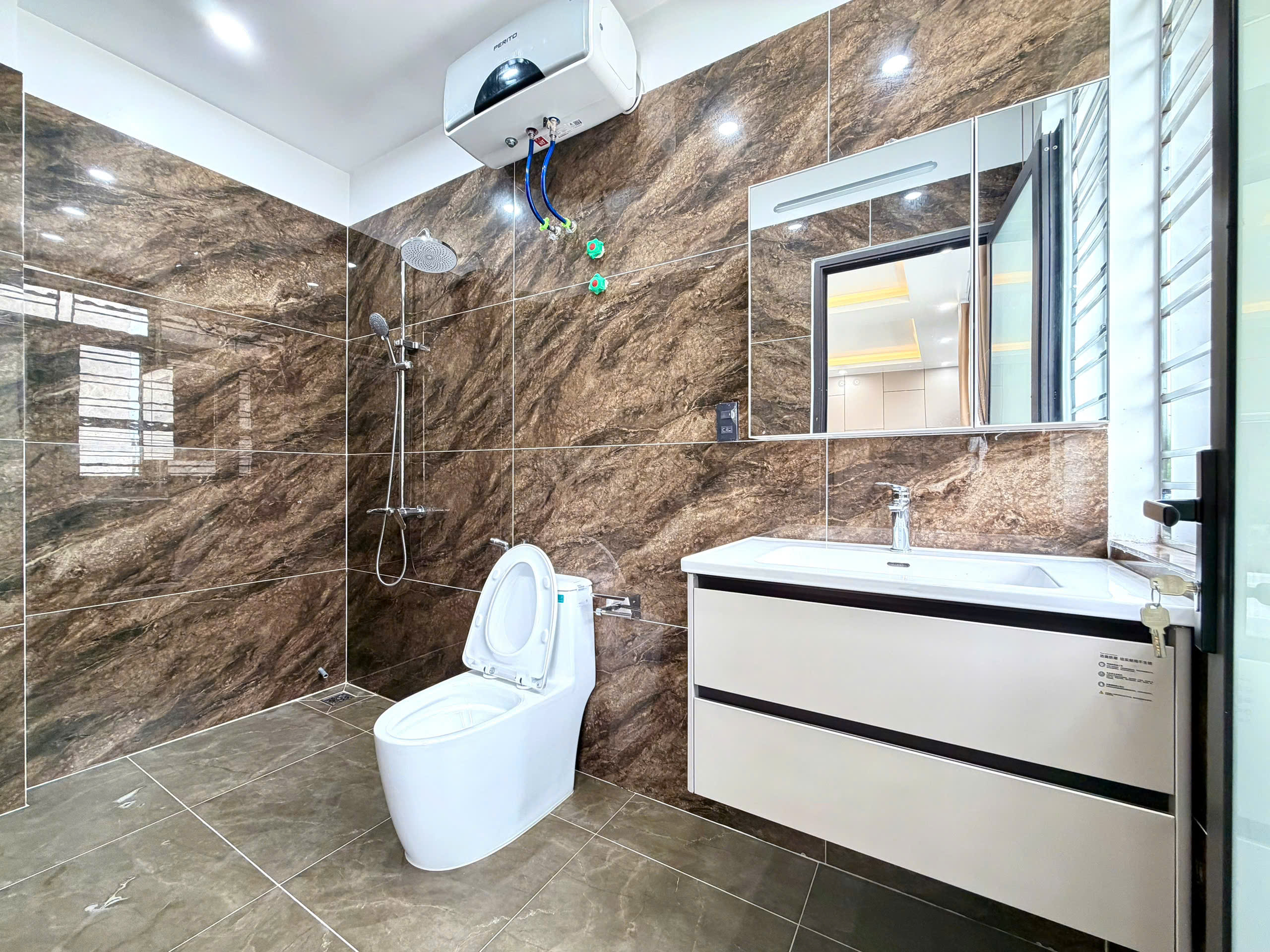 NHÀ XÂY MỚI KHU TĐC VINHOMES RIVERSIDE – HỒNG BÀNG-3