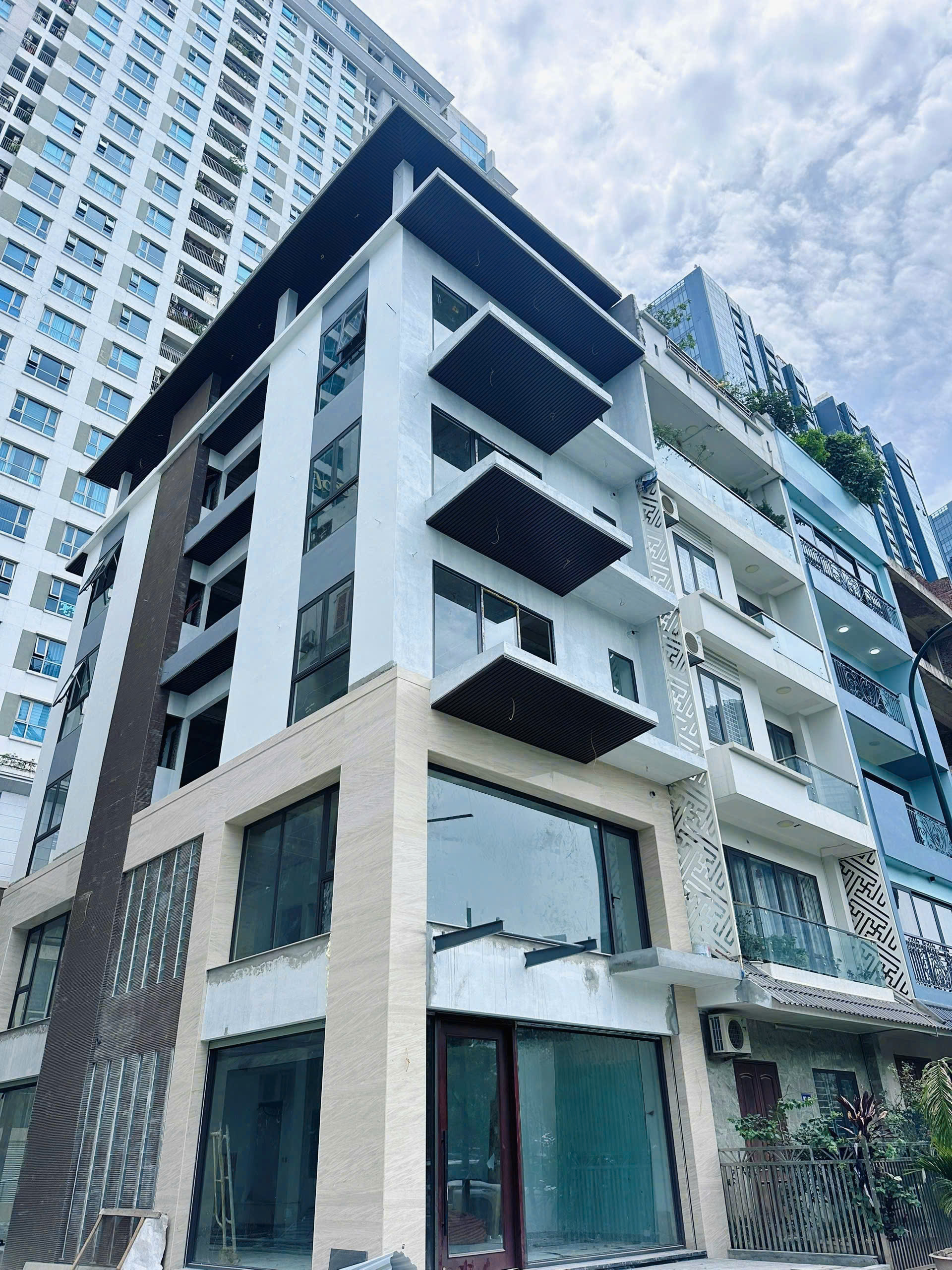 Thuê SH Ciputra  Tòa nhà 6 tầng gần 600m², chuẩn văn phòng, chỉ 85 triệu/tháng