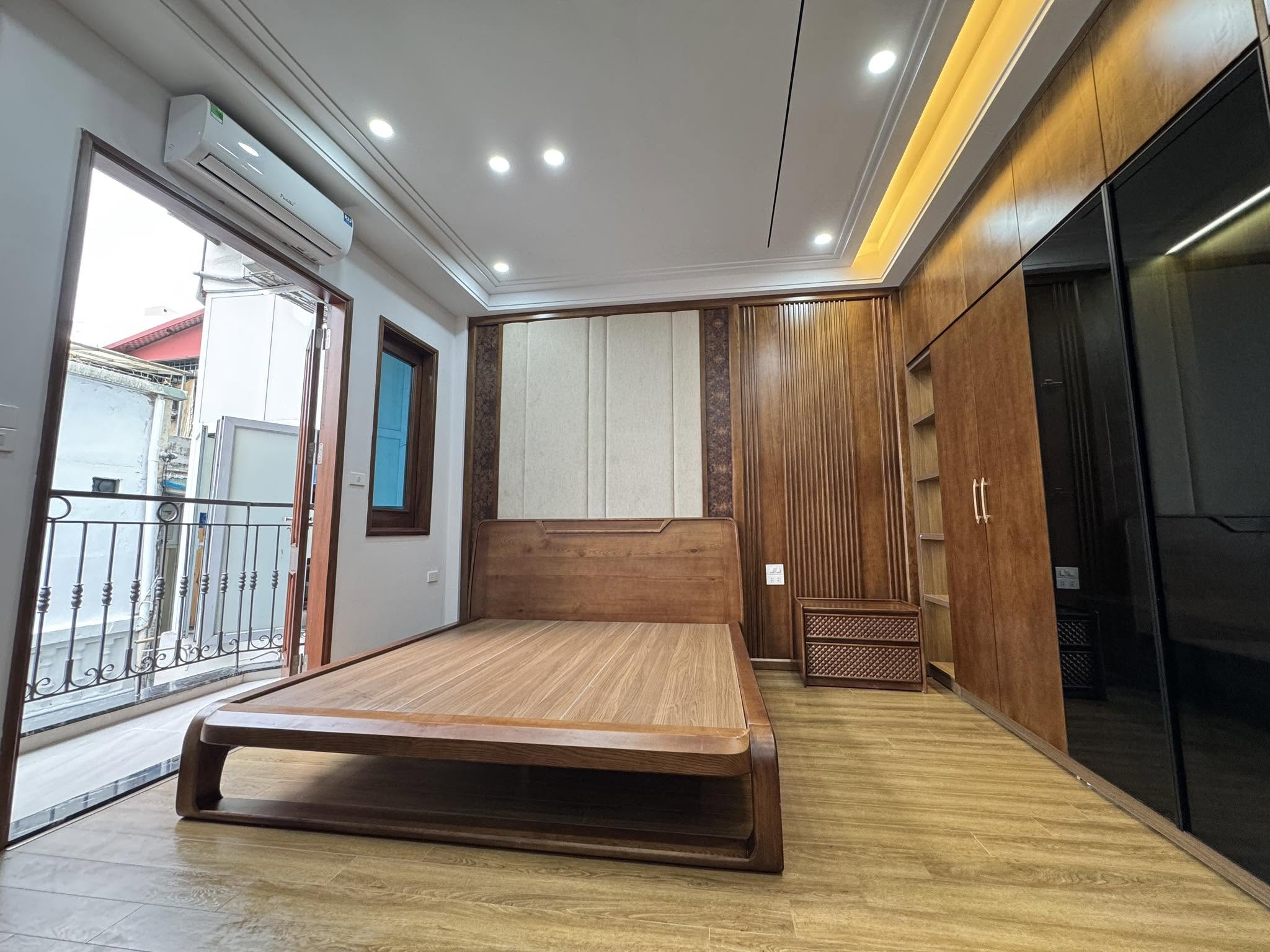 Bán nhà phố Lê Văn Hưu, 35m2, 7 tầng thang máy, mặt tiền 6m, 13.8 tỉ, nhà mới ở luôn, ngõ thoáng