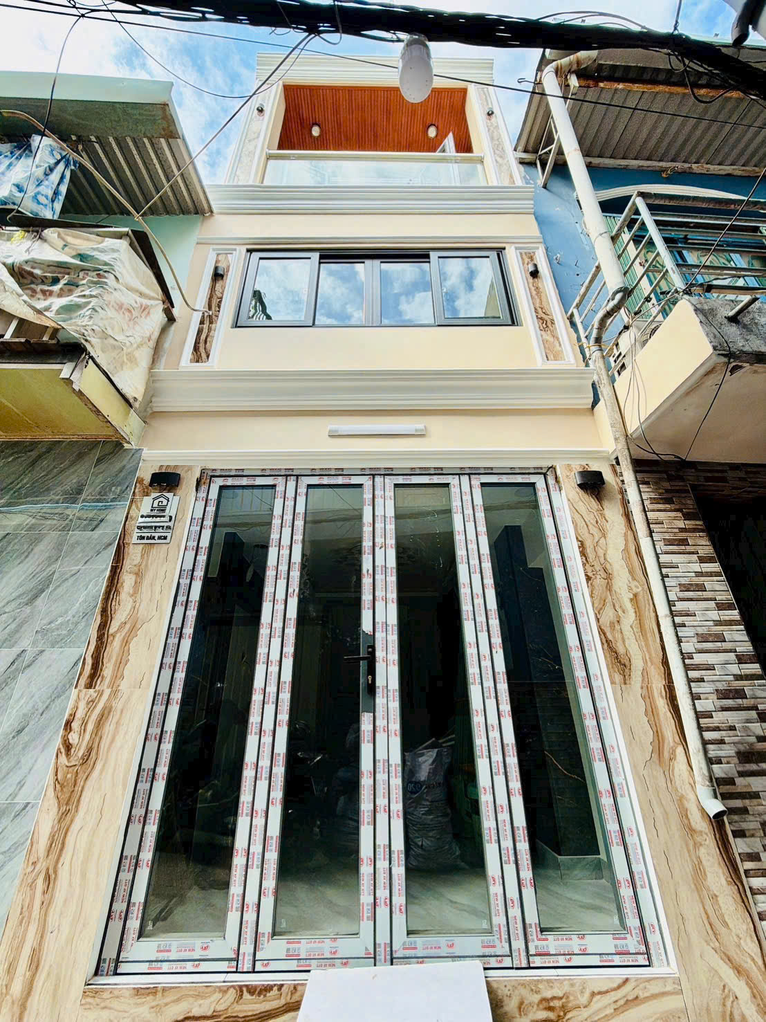 bán nhà mới sát mặt tiền tôn đản q4
đúc 3 tấm có 3đ