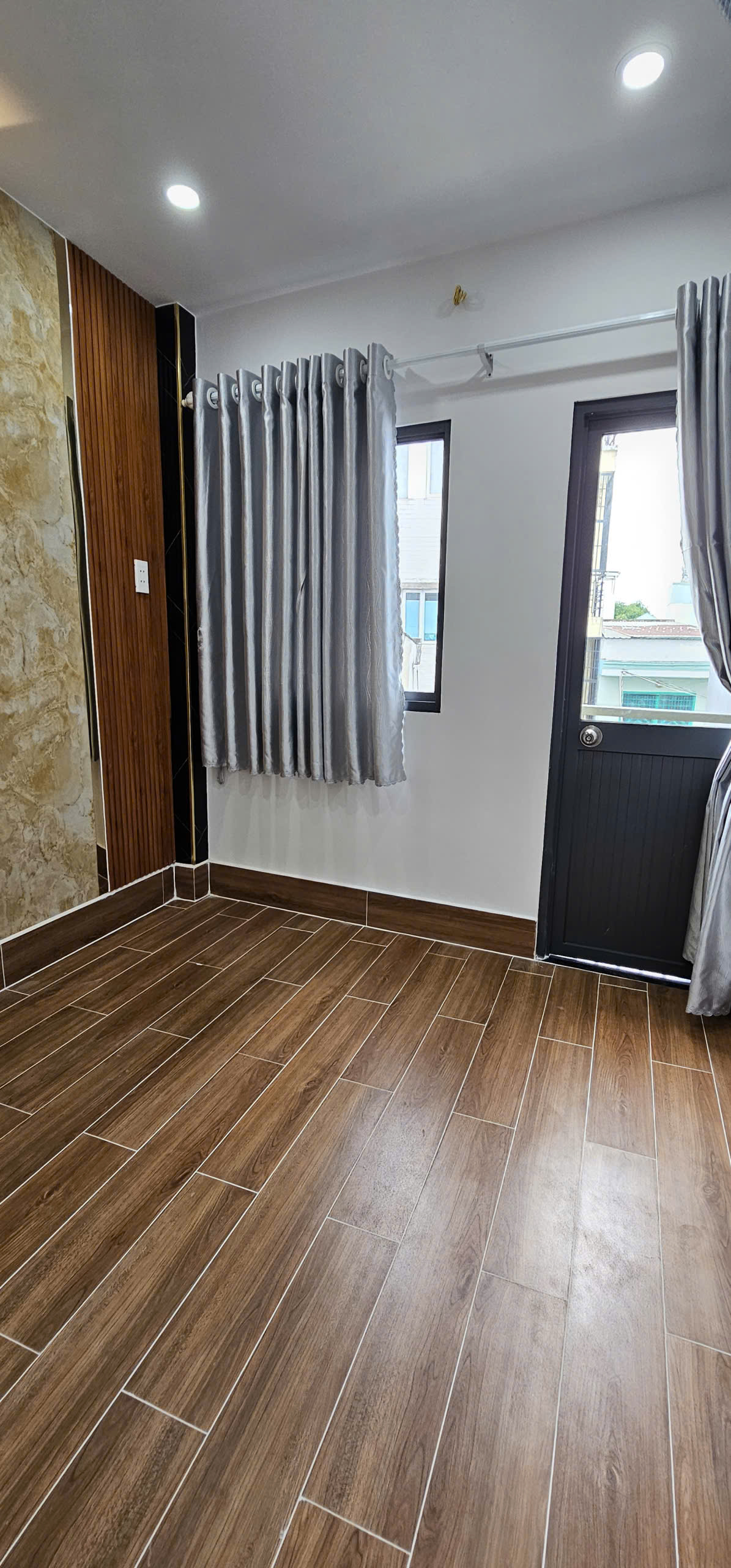 Bán nhà hẻm thông thoáng phường Xóm Chiếu Q4
Ngang 2 nở Ngang 4 dài 6.5 m đúc 4 tấm-4