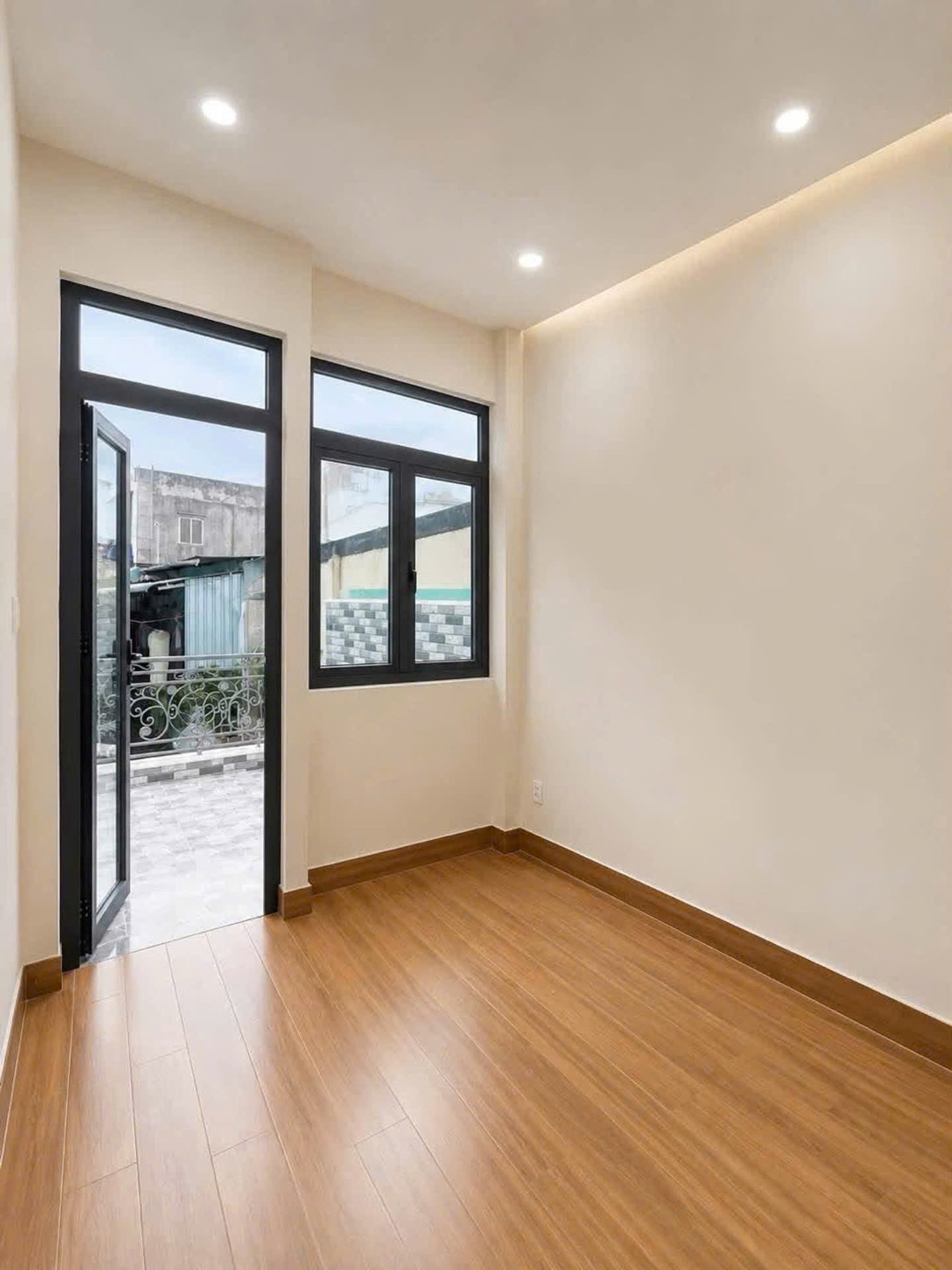 Bán nhà hẻm rộng 3.5 m thông thoáng tôn đản ba gác máy

 phường Khánh Hội Q4 - 4 PN 5 WC chỉ 3 đ-4