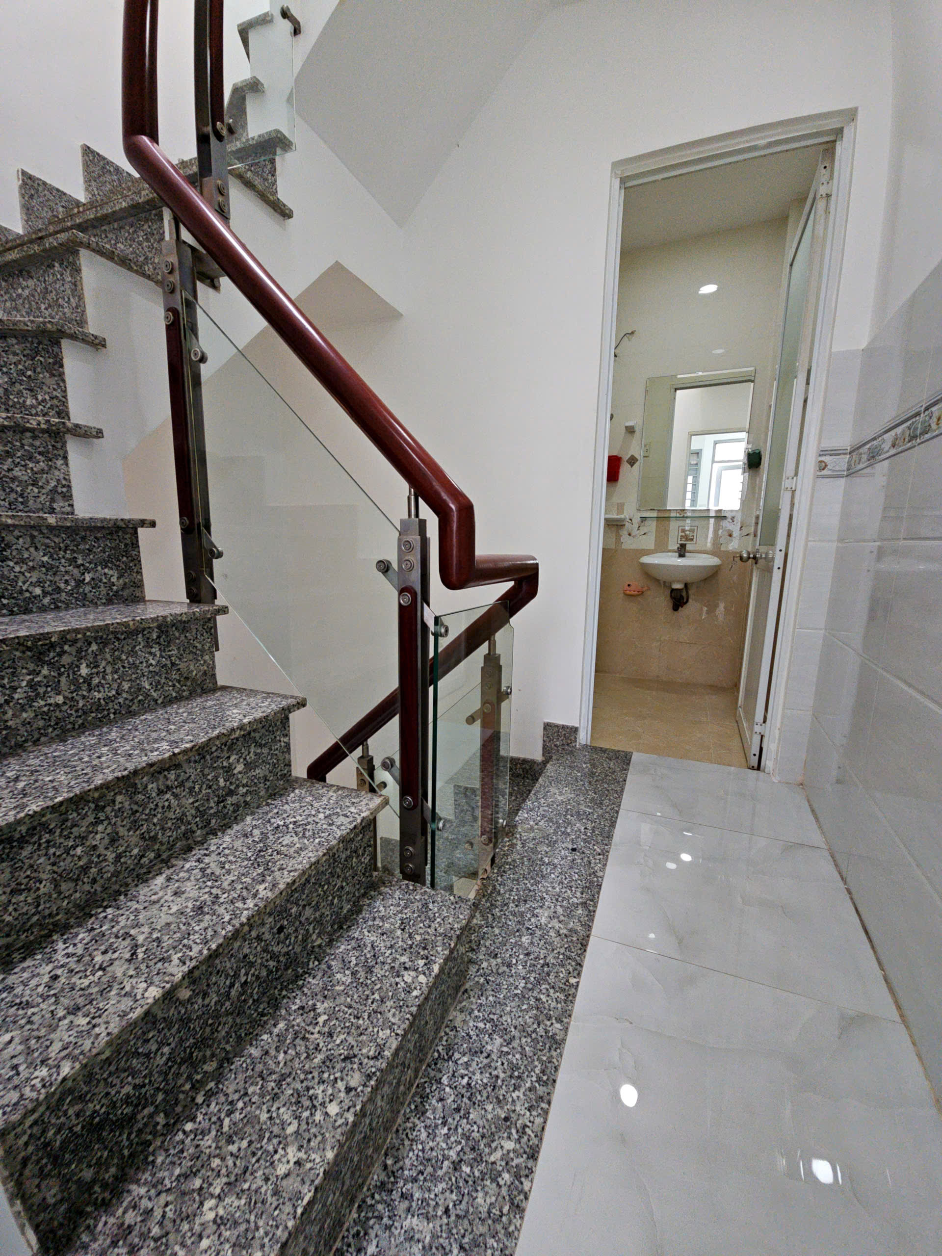 Bán nhà hẻm ba gác máy sát mặt tiền q4 
Diện tích sd  63 m  bê tông 3 tấm có 3đ-3