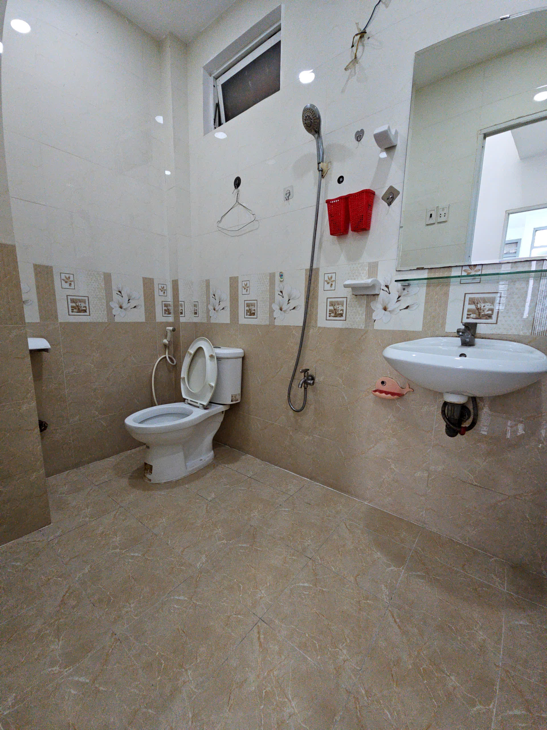 Bán nhà hẻm ba gác máy sát mặt tiền q4 
Diện tích sd  63 m  bê tông 3 tấm có 3đ-4