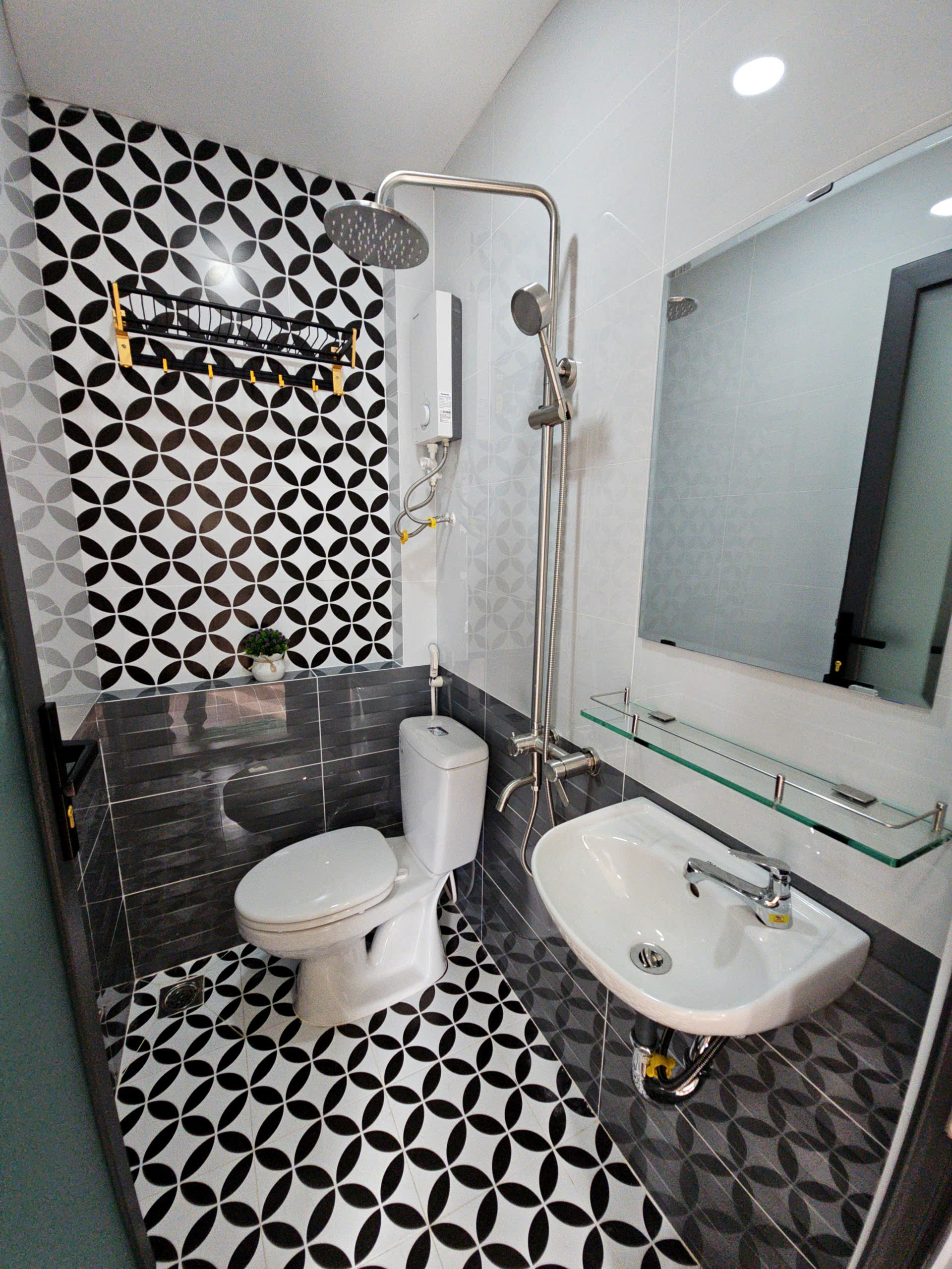 bán nhà   mặt tiền kinh doanh  hẻm  q7 cạnh q4

Ngang 3.2  x 6 m  dúc bê tông có 3 đ