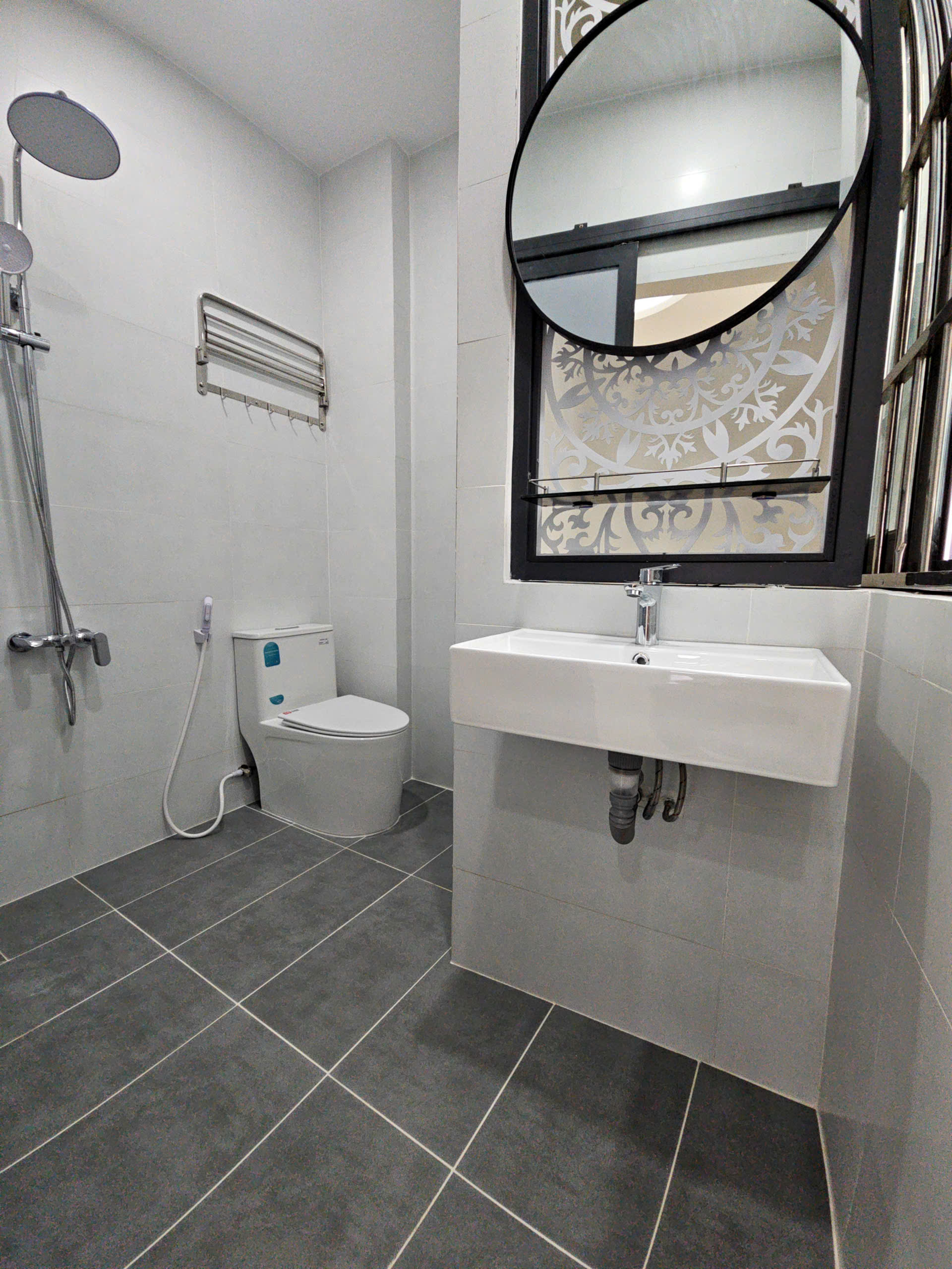 bán nhà hẻm rộng 3.5 m sát mặt tiền q4 cạnh q1

Ngang 3 x 16 m 

xây dựng mới trệt lầu ban công-3