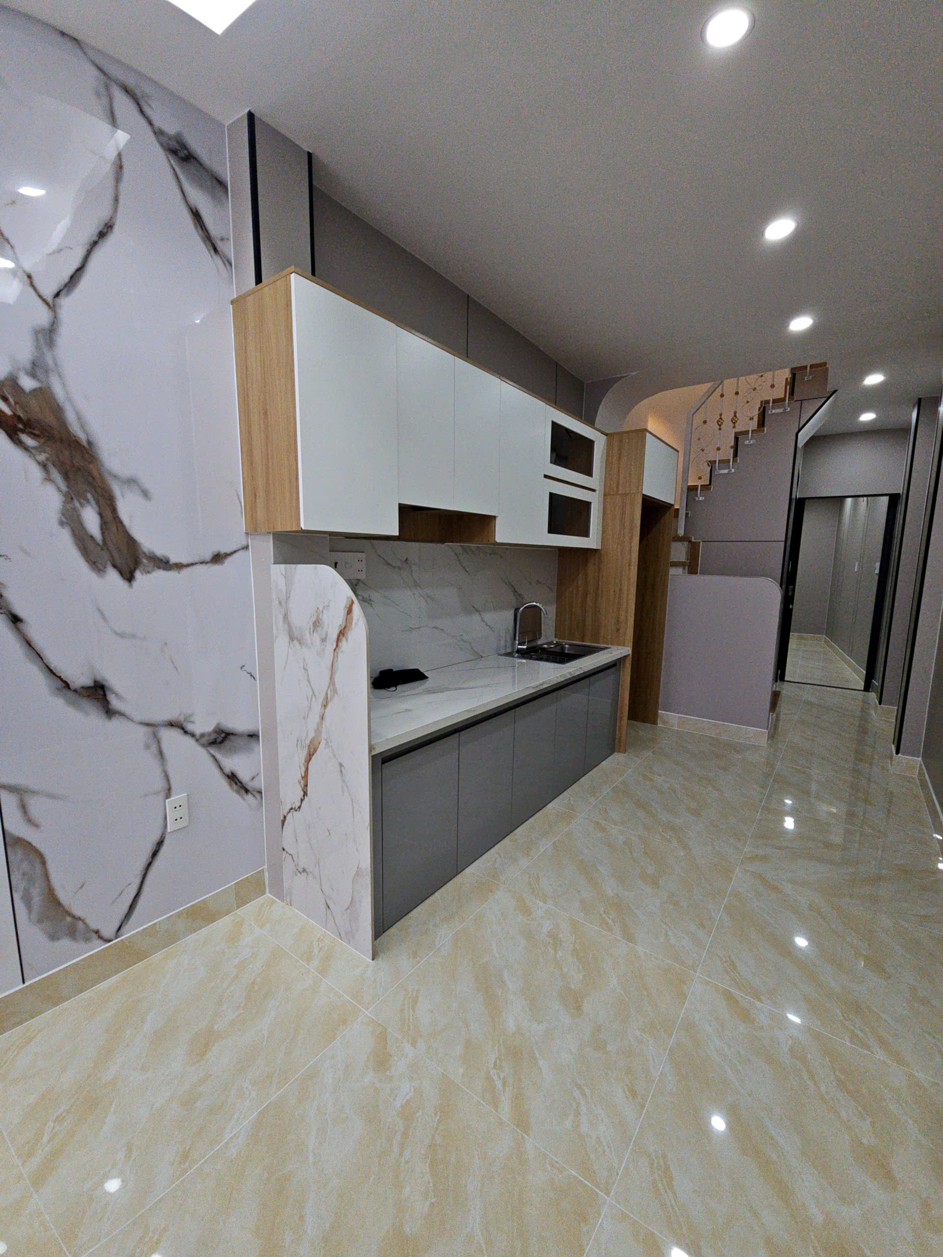 bán nhà hẻm rộng 3.5 m sát mặt tiền q4 cạnh q1

Ngang 3 x 16 m 

xây dựng mới trệt lầu ban công-4