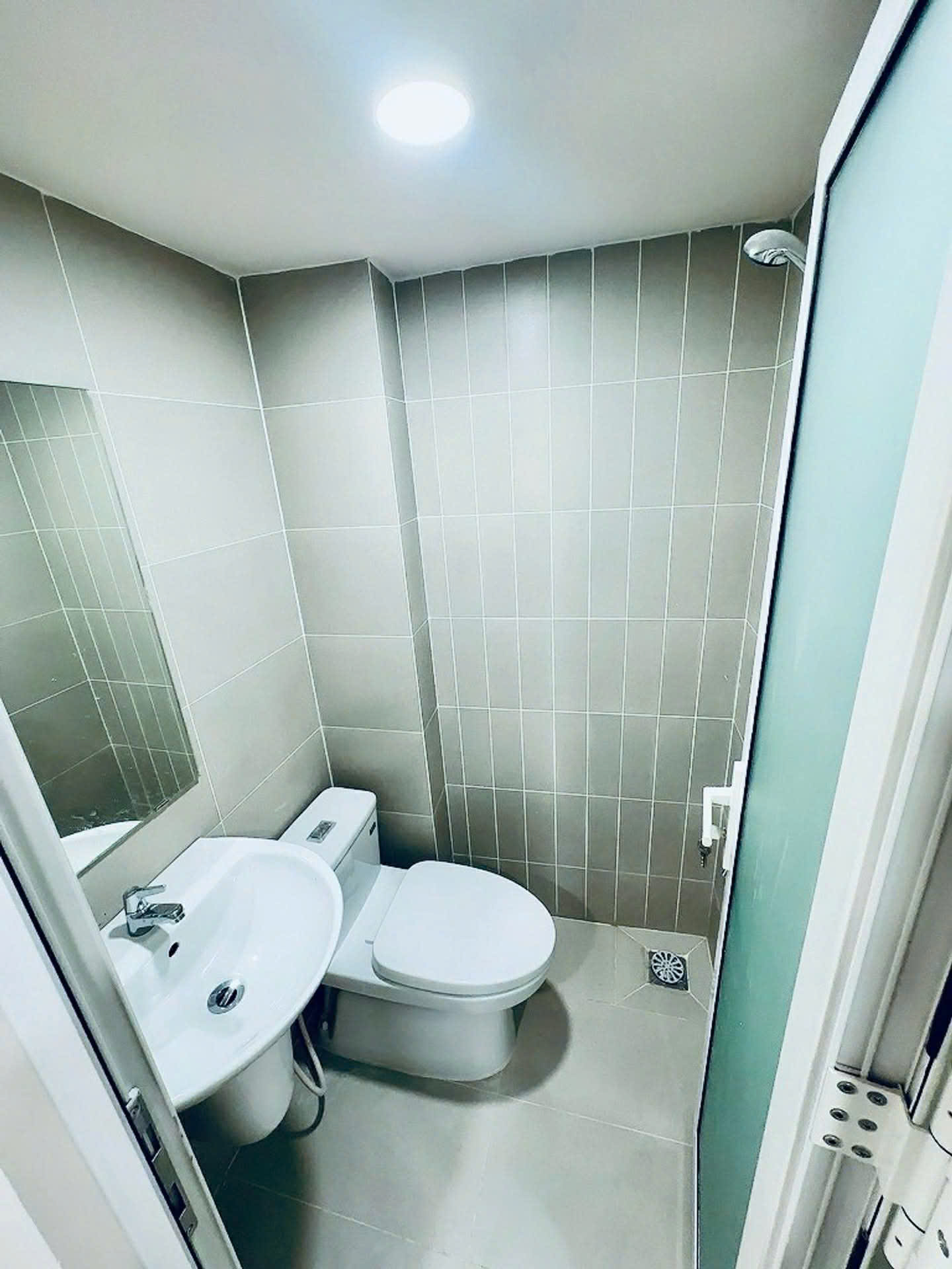 Bán nhà hẻm thông sát mặt tiền Q4 
Đúc 3 tấm Ngang 3.2 x 6.9 có 3 đ