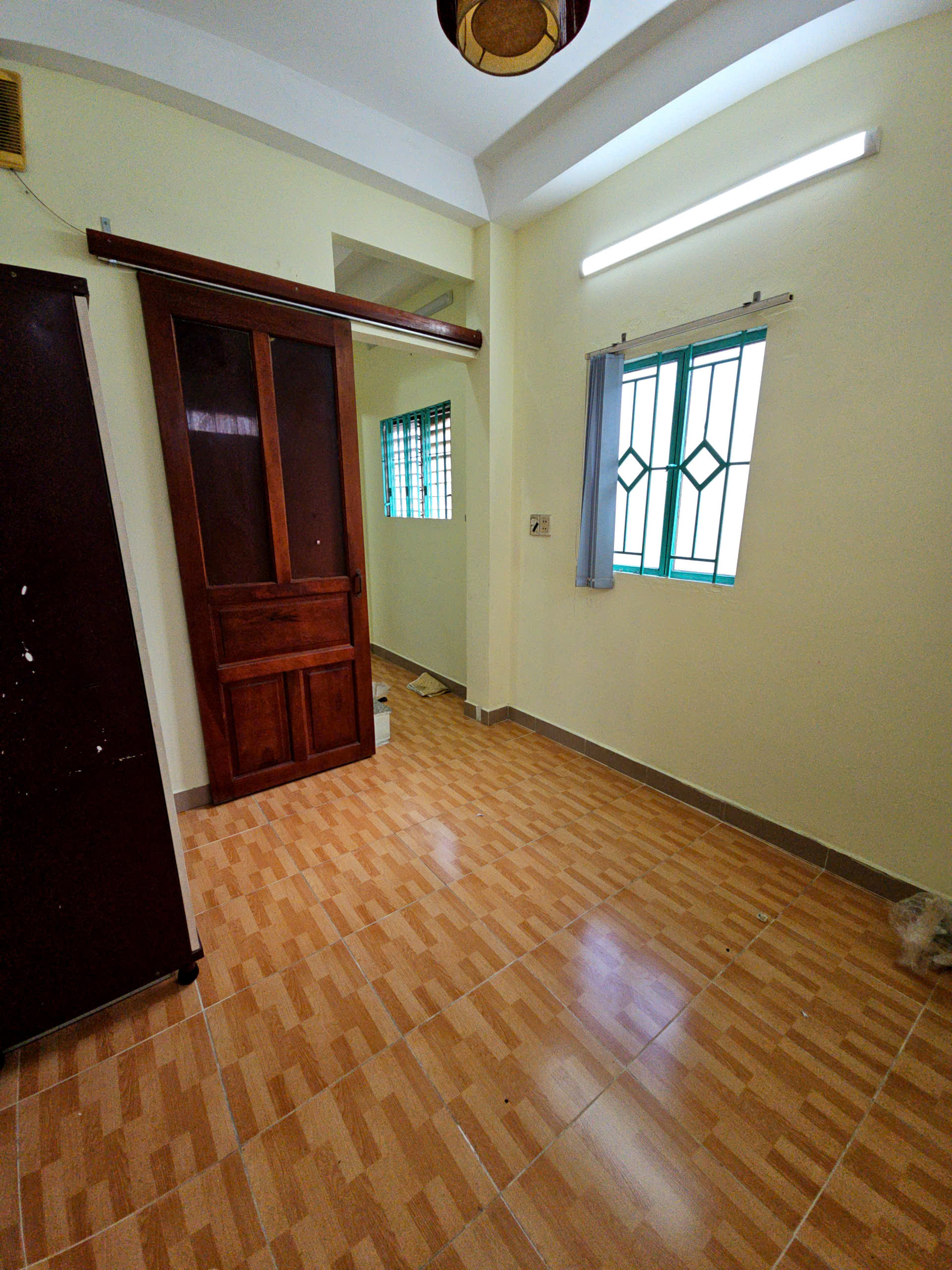 bán nhà Ngang 3.2 x 19.5 - ĐÚC 5 TẤM 
TRUNG TÂM Q4