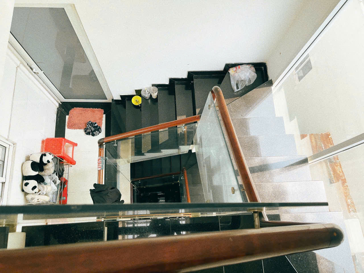 bán nhà Ngang 3.2 x 19.5 - ĐÚC 5 TẤM 
TRUNG TÂM Q4