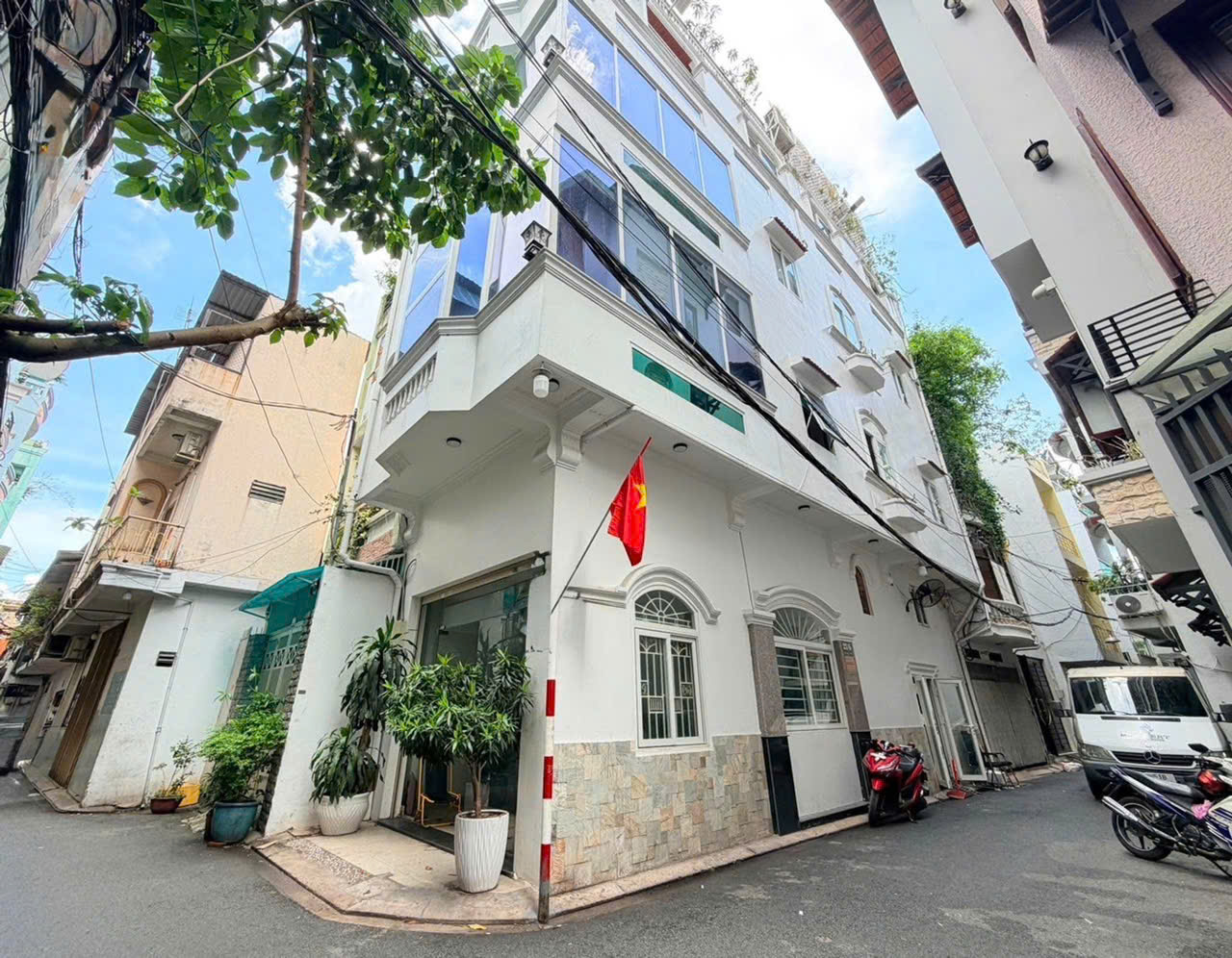 Hạ 600 triệu – nhà góc 5 tầng hẻm xe tải Hoàng Văn Thụ, 60m², giá mới 11.9 tỷ