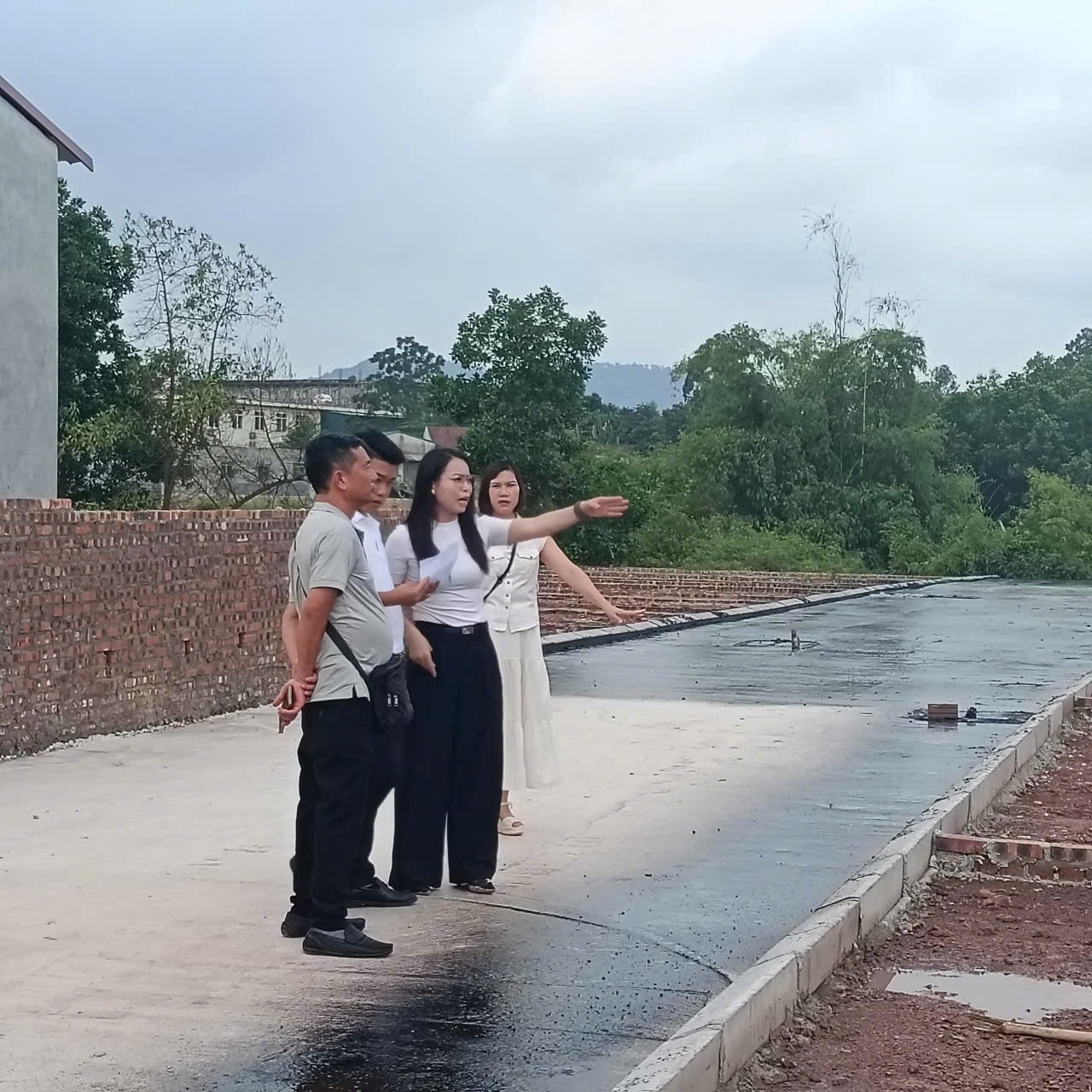 E THỊNH MỞ BÁN NHIÊU LÔ ,GIÁ CHỈ HƠN 700 TR DT 100 M FUN THỔ CƯ , ĐỊA CHỈ TẠI TRUNG GIÃ TP HÀ NỘI , VỊ VHIR ĐẤT CAO GIÁO THOÁNG MÁT-3