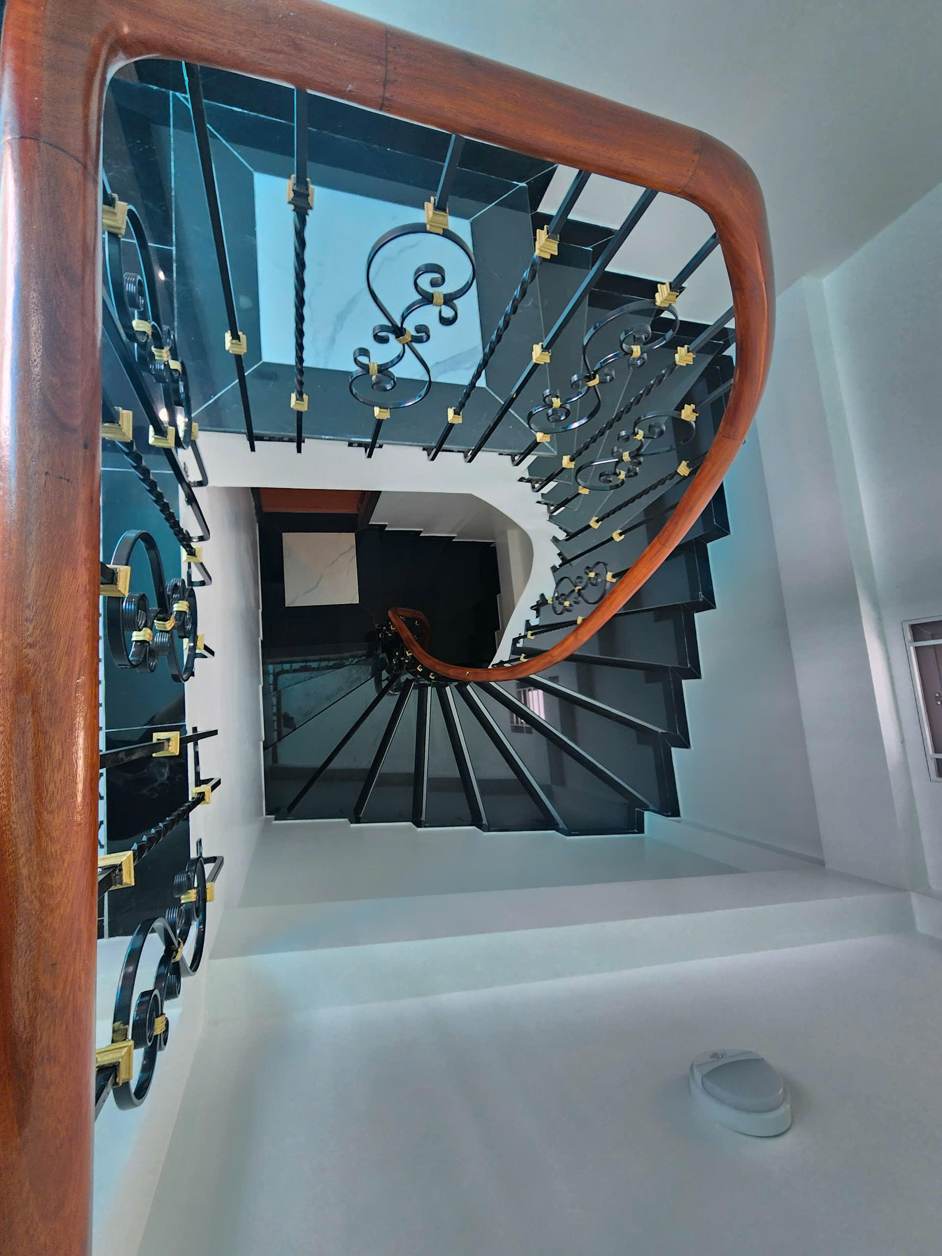 Cho thuê nhà, 98m2- 5T, Nguyễn Trường Tộ, Hàng Than, Trấn Vũ -25 tr