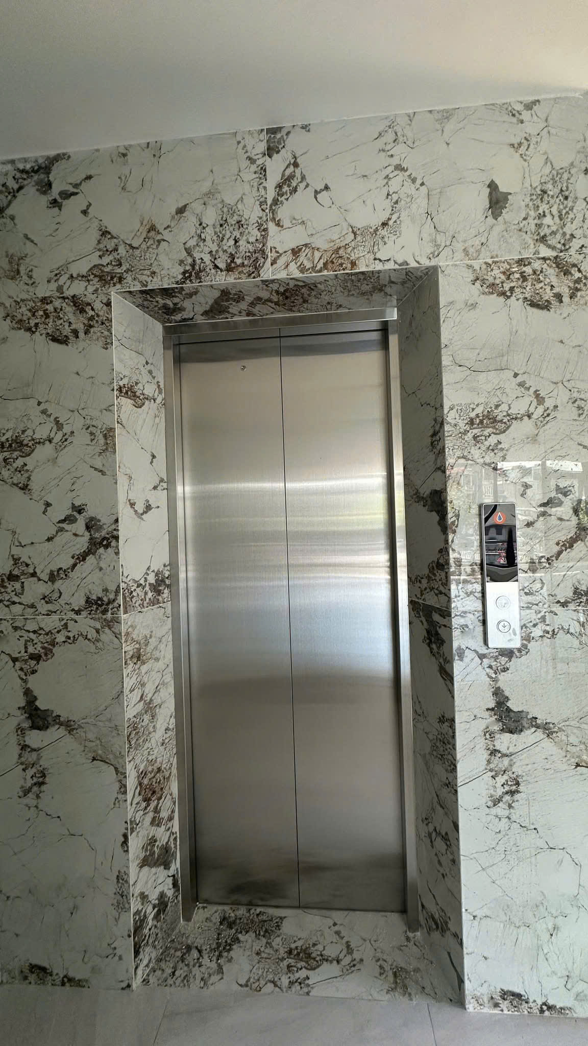 Cho thuê nhà, Chùa Láng, Nguyễn Chí Thanh, THANG MÁY; 148m2* 5T -70 tr-3