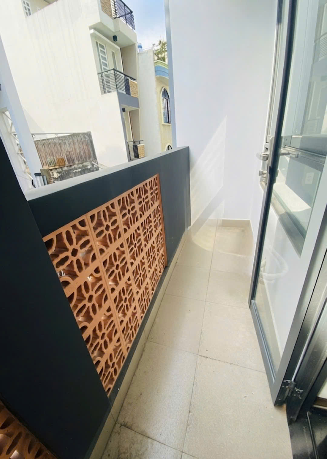 TRUNG TÂM QUẬN 10 - HẺM THÔNG BÀ HẠT - NGANG 4M NỞ HẬU - 5 TẦNG BTCT MỚI TINH - 39M²
