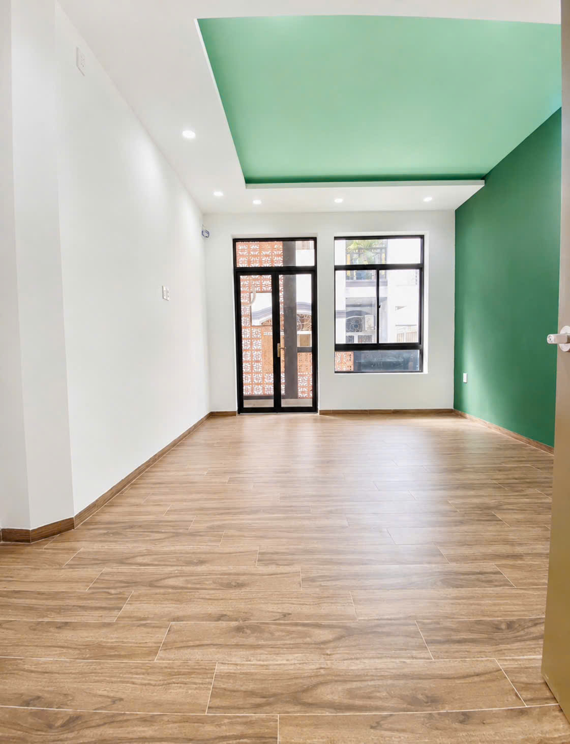 TRUNG TÂM QUẬN 10 - HẺM THÔNG BÀ HẠT - NGANG 4M NỞ HẬU - 5 TẦNG BTCT MỚI TINH - 39M²-4