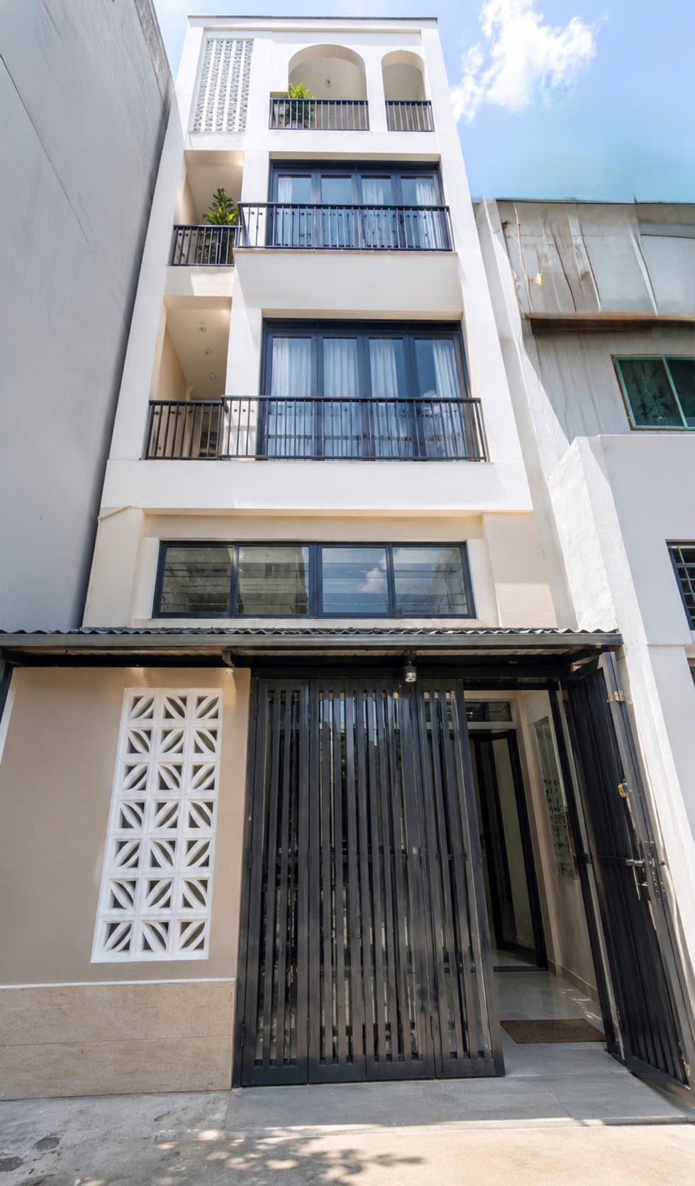 SÁT VÒNG XOAY LÊ ĐẠI HÀNH - HXH - NGANG 4.4M - 5 TẦNG BTCT ĐÚC - 50M²