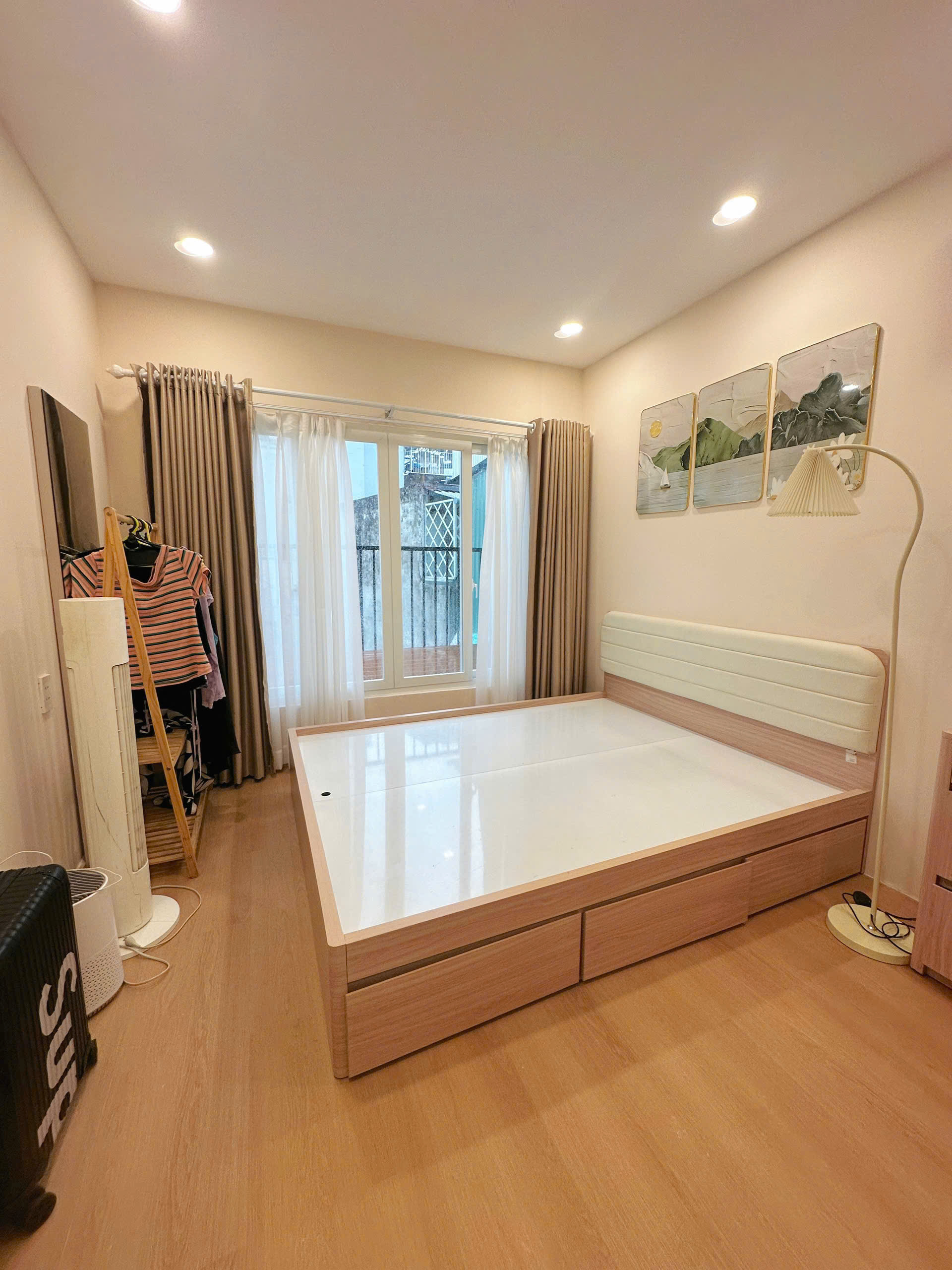 bán nhà mới cách mặt tiền xe tải khánh hội 50 m
3 tầng có 4 đ