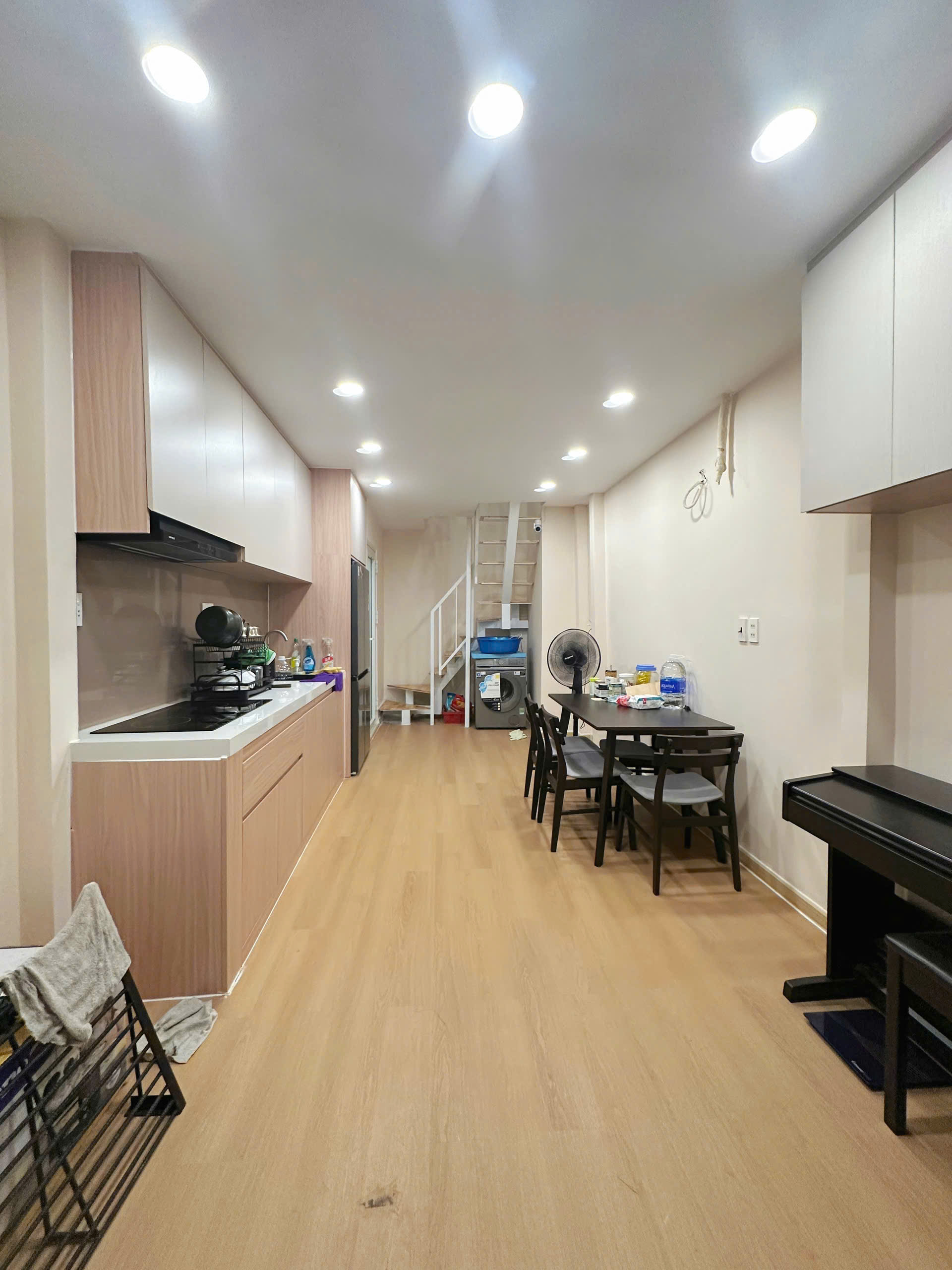 bán nhà mới cách mặt tiền xe tải khánh hội 50 m
3 tầng có 4 đ-4