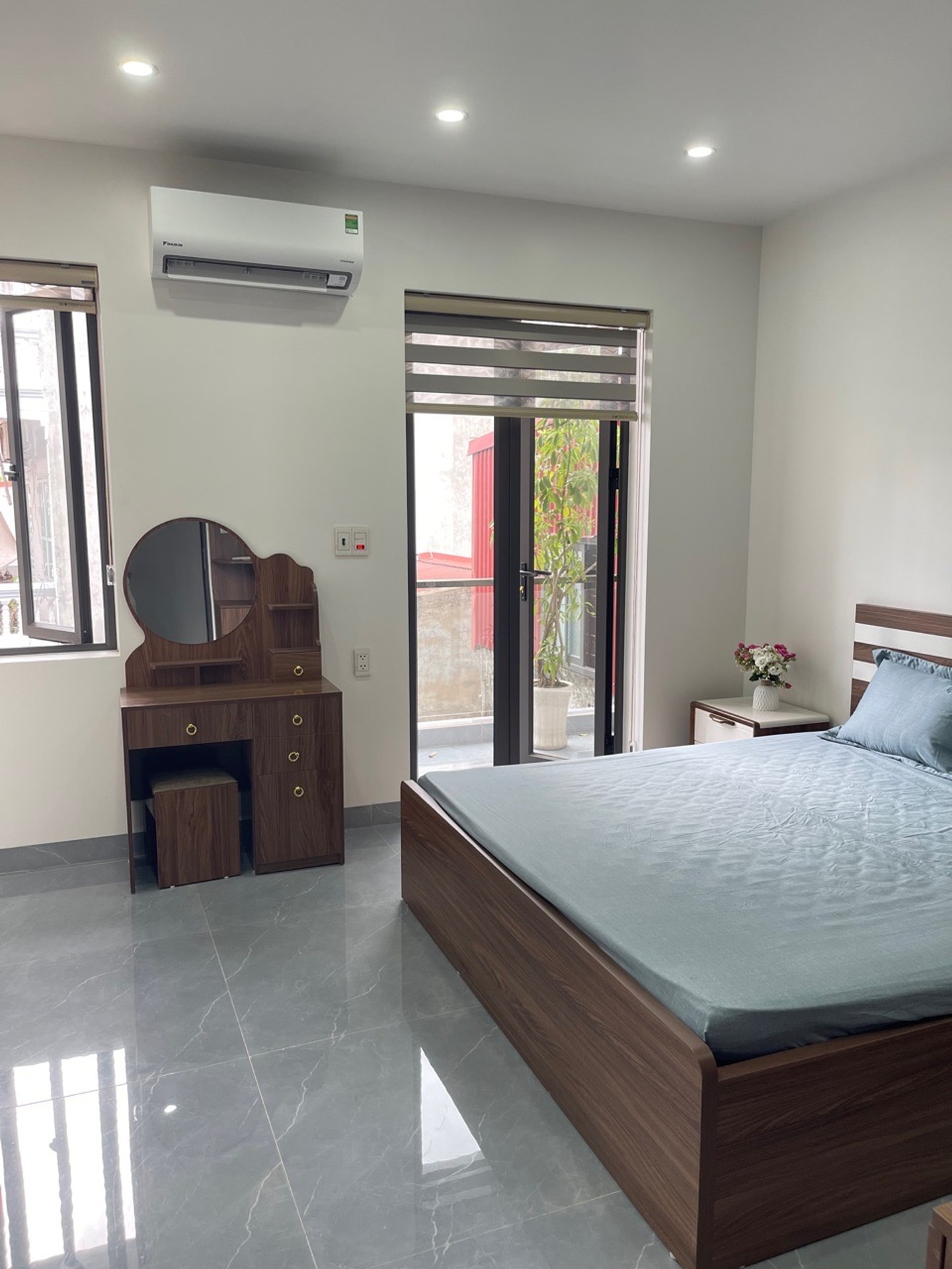 Bán nhà độc lập sân cổng riêng - Gần phố đi bộ Thế Lữ