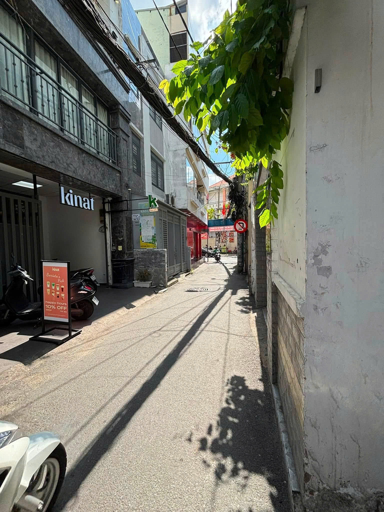 SANG NHƯỢNG QUÁN CAFE NÚP HẺM – BÌNH THẠNH Vị trí góc đường gần Vạn Kiếp, khu vực đông khách nước ngoài