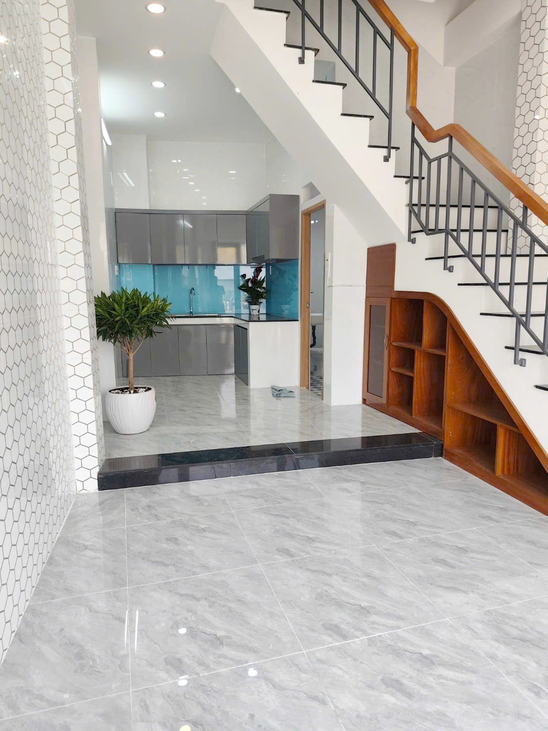 Nhà mới 4 tầng mặt tiền đường Ụ Cây P10 Q8. Giá: 5.39 tỷ