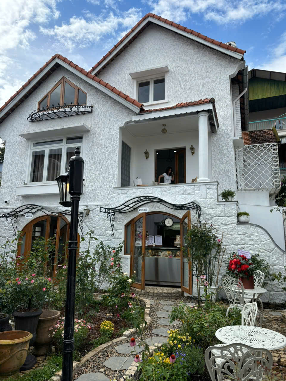 BÁN VILLA PHONG CÁCH PHÁP CỔ ĐIỂN – TRUNG TÂM ĐÀ LẠT – DÒNG TIỀN 30 TRIỆU/THÁNG