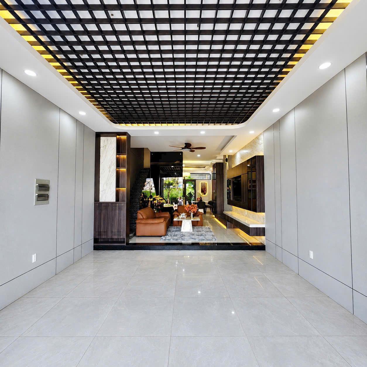 Giảm 1 tỷ căn nhà cạnh Phú Mỹ Hưng, có thang máy, 5x18m, full nội thất