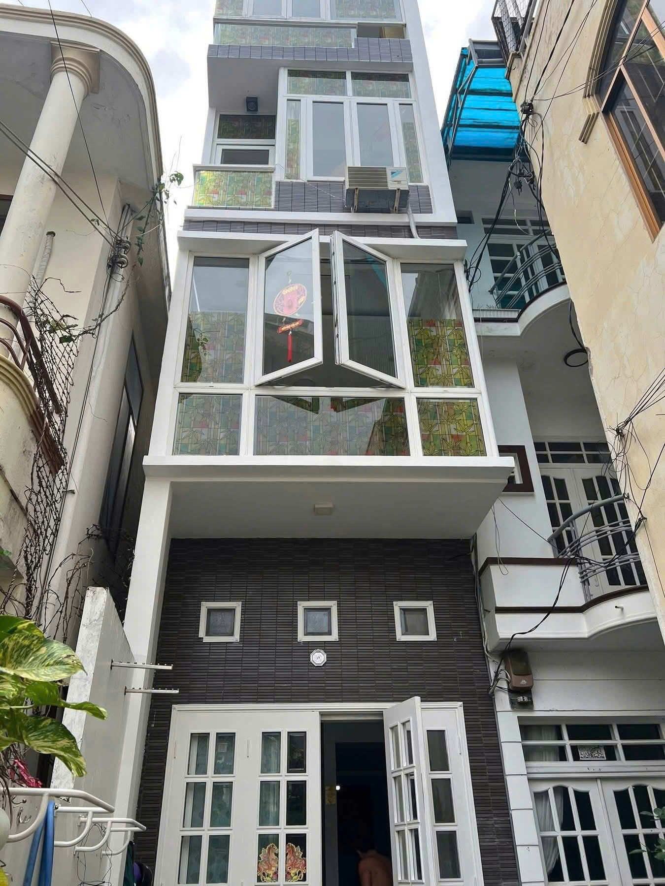 Bán Nhà 4 Tầng đường Hồng Lĩnh - Phước Hoà P. Nha Trang 

- Diện tích : 32m2 ngang 3,2m hậu 3,9m

 - Giá bán : 4 tỷ 950 - Lh : 0905.724.084