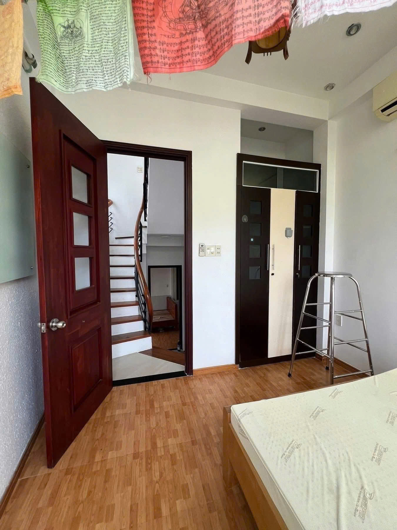 Bán Nhà 4 Tầng đường Hồng Lĩnh - Phước Hoà P. Nha Trang 

- Diện tích : 32m2 ngang 3,2m hậu 3,9m

 - Giá bán : 4 tỷ 950 - Lh : 0905.724.084-3
