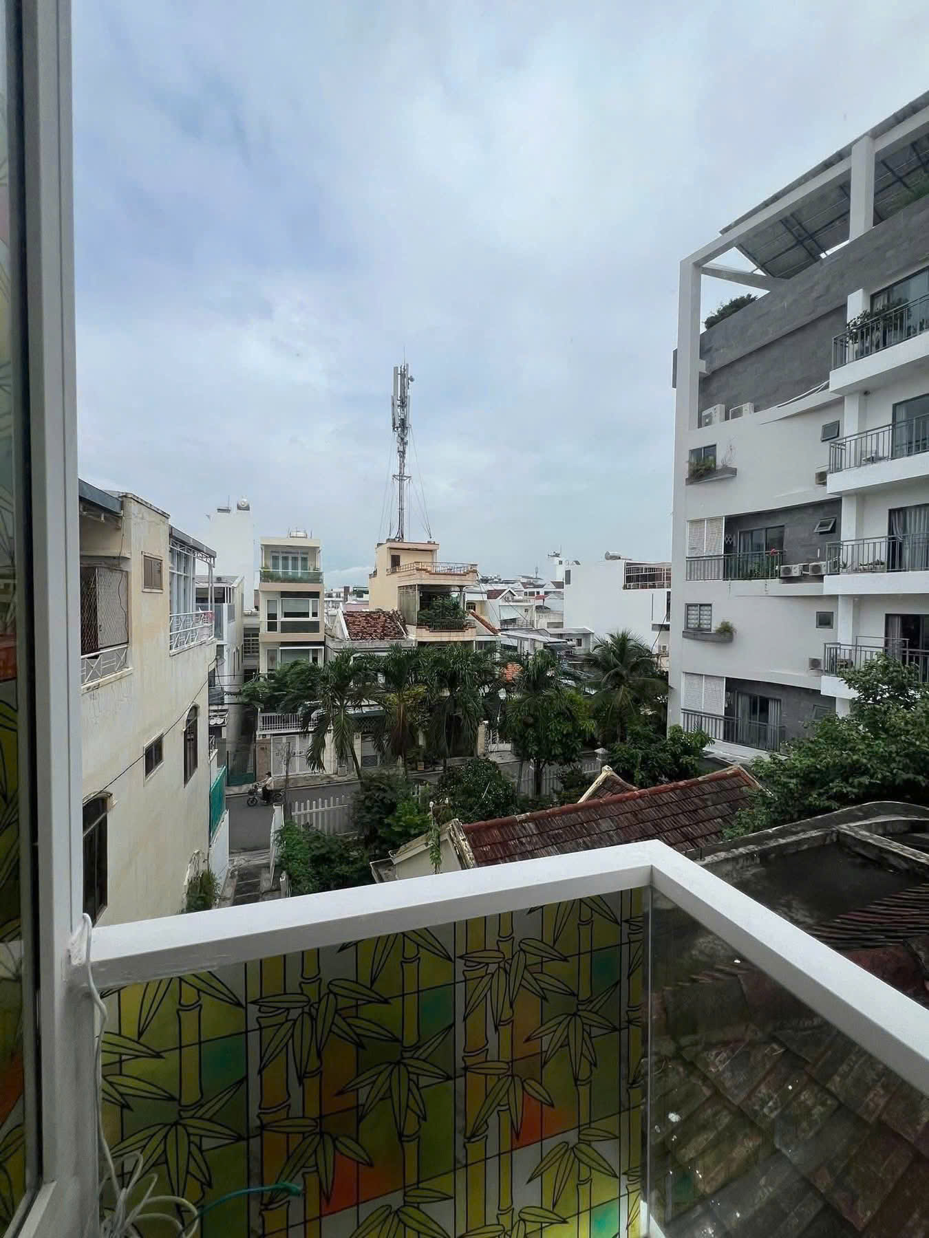 Bán Nhà 4 Tầng đường Hồng Lĩnh - Phước Hoà P. Nha Trang 

- Diện tích : 32m2 ngang 3,2m hậu 3,9m

 - Giá bán : 4 tỷ 950 - Lh : 0905.724.084-4