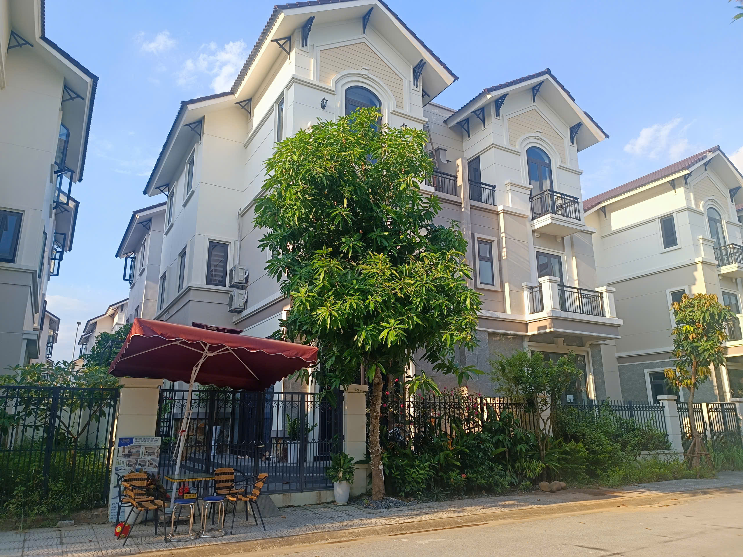 Biệt thự vip 135m2 giá chung cư chỉ 70tr/m2