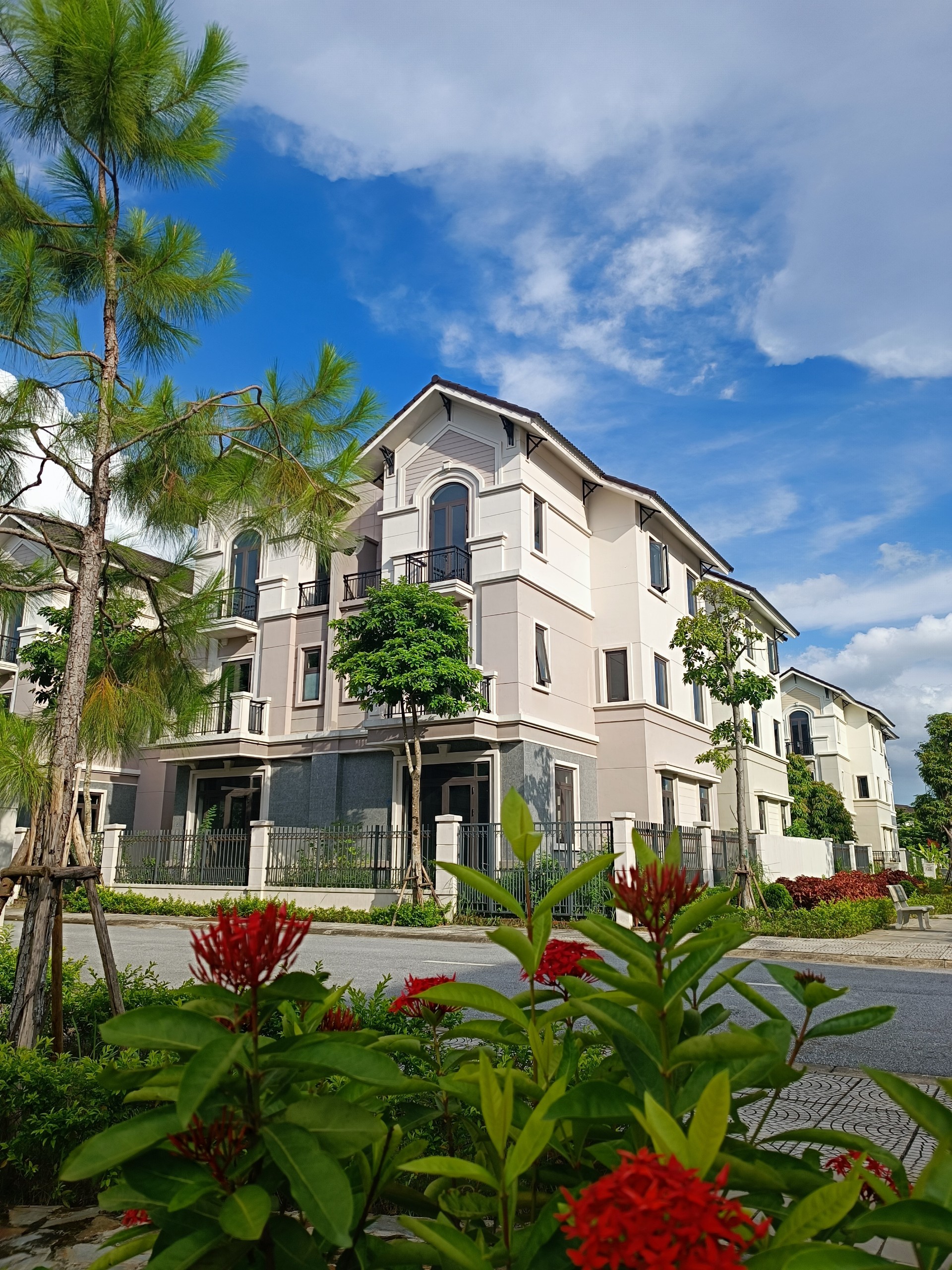 Biệt thự vip 135m2 giá chung cư chỉ 70tr/m2