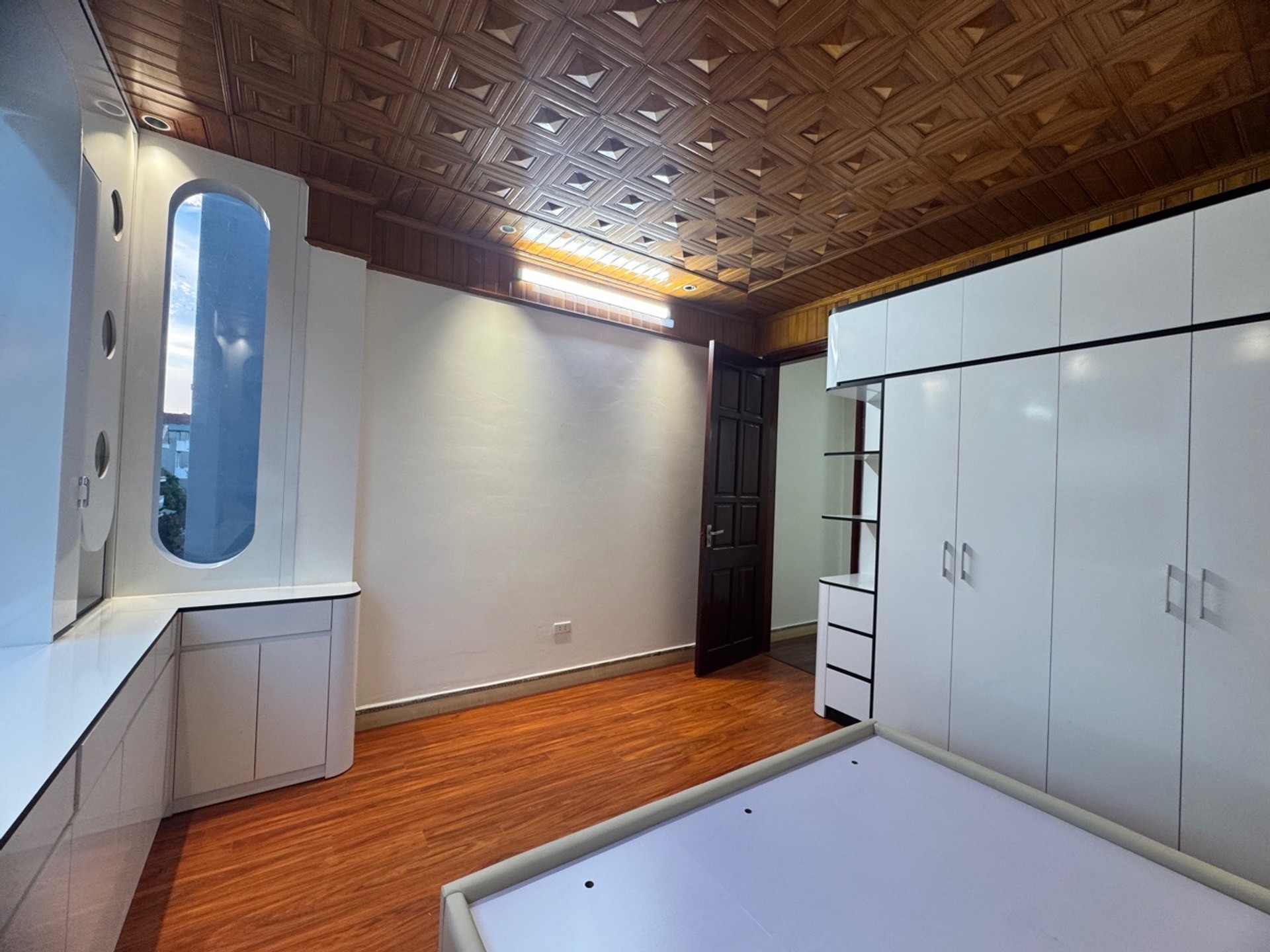 BÁN NHÀ VIỆT HƯNG 40M2- 4 TẦNG- VỈA HÈ, Ô TÔ TRÁNH ĐỖ- 12.X TỶ-4
