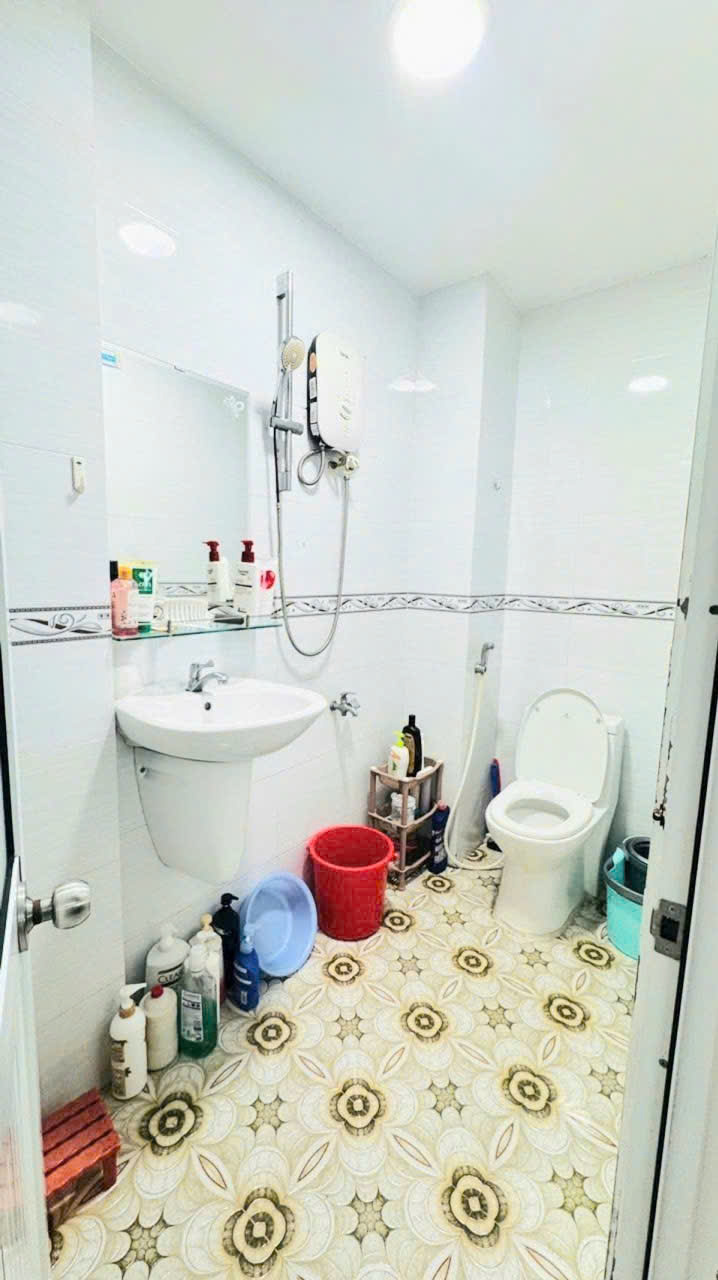 bán nhà xe hơi tới nhà q4
Ngang 3.5 x 9 đúc bê tông có 3đ-4