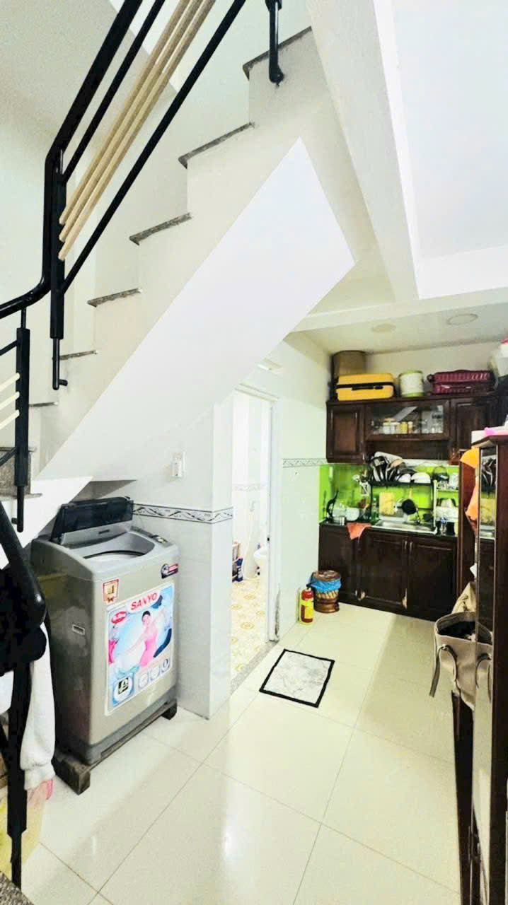 bán nhà xe hơi tới nhà q4
Ngang 3.5 x 9 đúc bê tông có 3đ