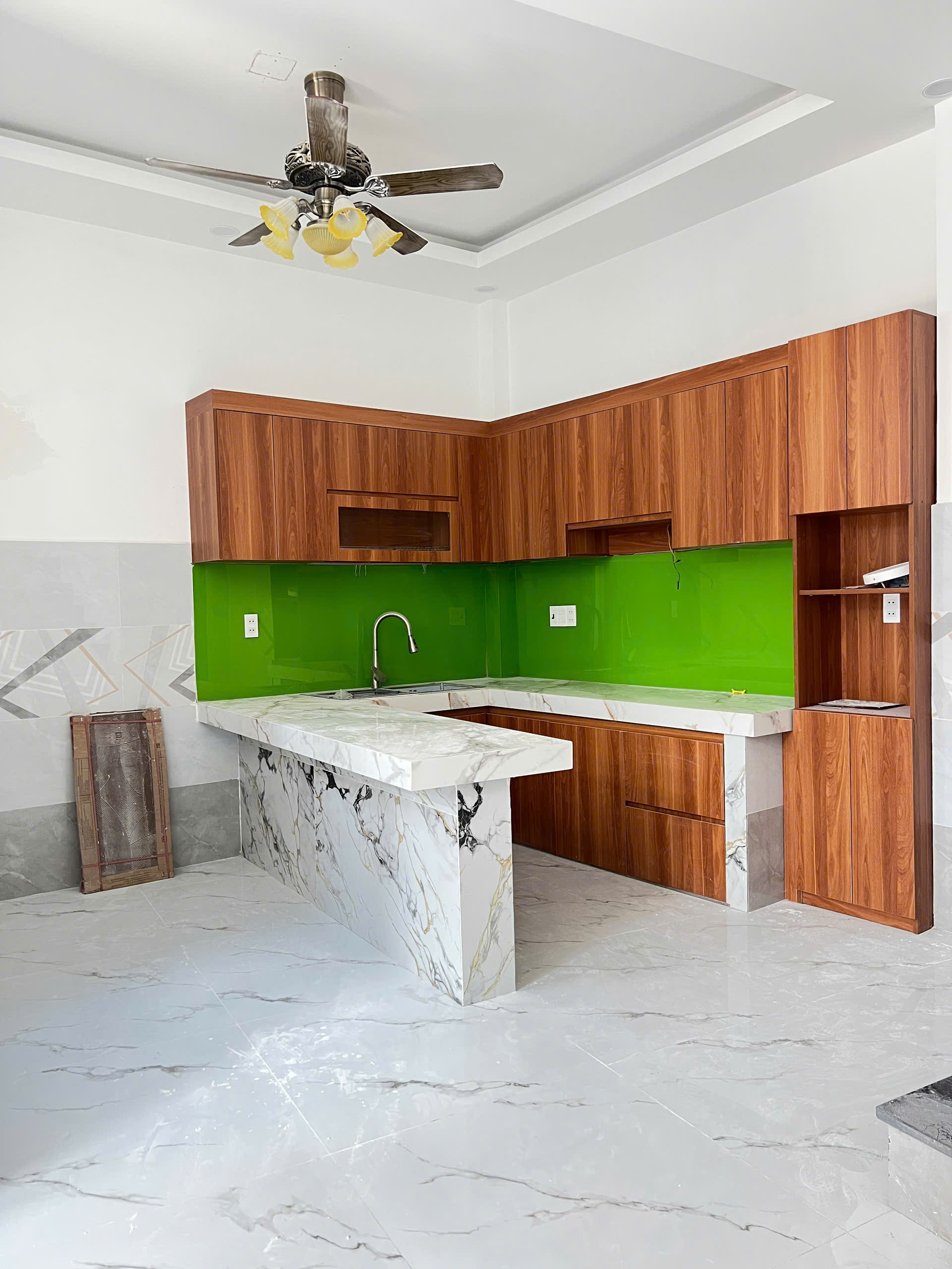 Nhà mới 3 tầng nở hậu 6.5m ngay chợ Ba Đình P10Q8. Giá: 5.38 tỷ