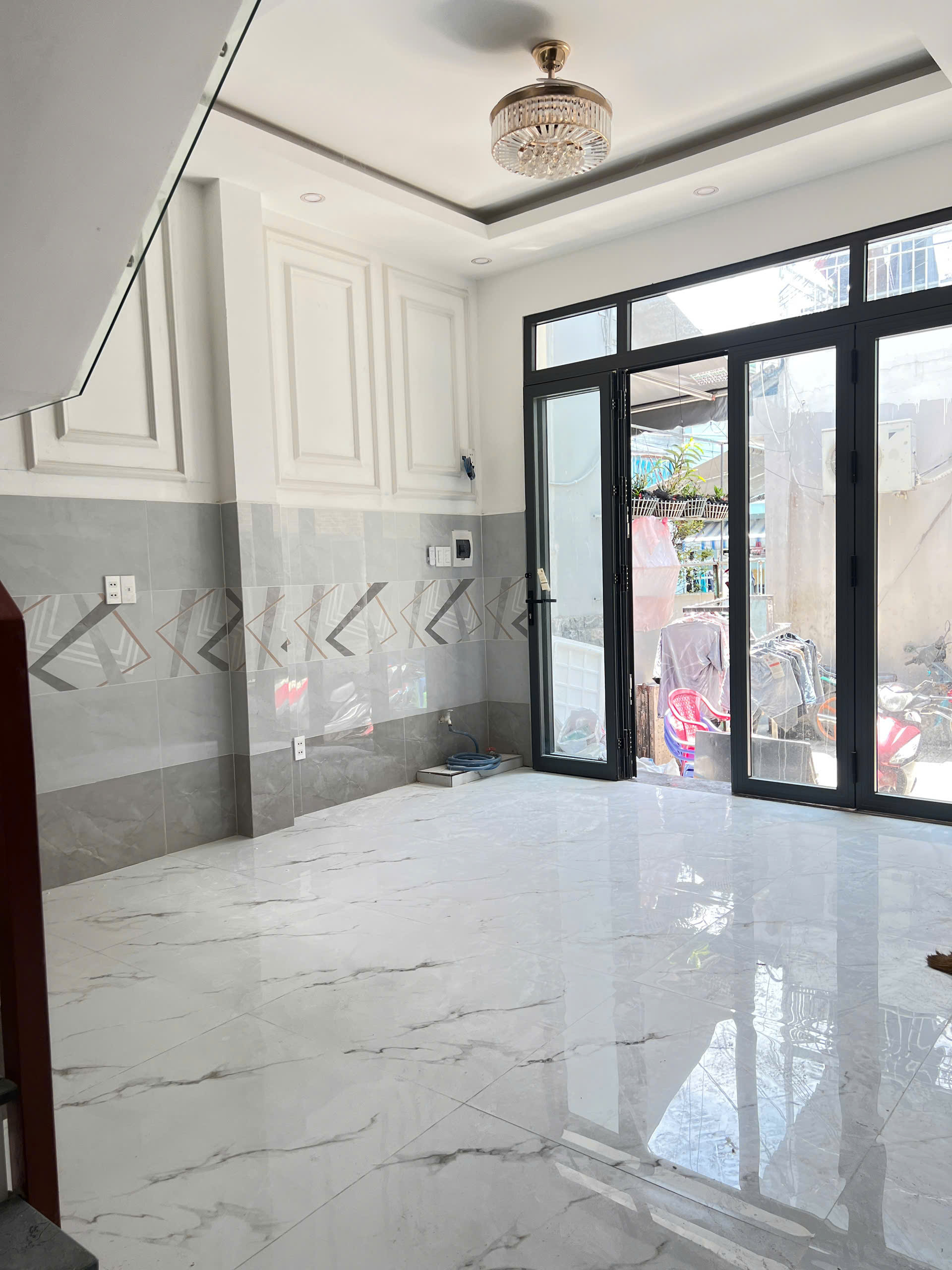Nhà mới 3 tầng nở hậu 6.5m ngay chợ Ba Đình P10Q8. Giá: 5.38 tỷ