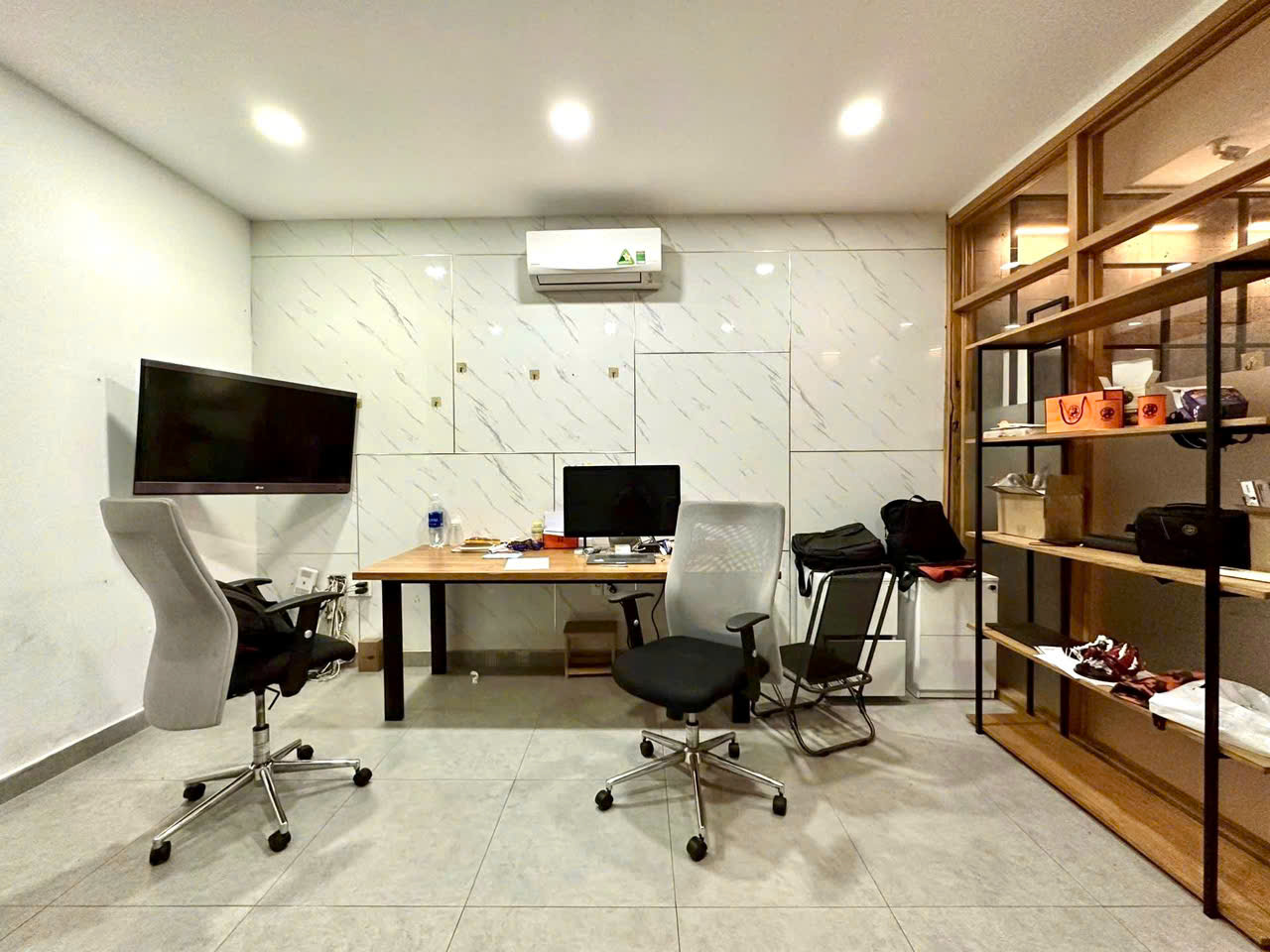 QUẬN 1: BÁN NHÀ 5 TẦNG HXH HAI BÀ TRƯNG VIEW TRỰC DIỆN NHÀ THỜ TÂN ĐỊNH ĐẸP- DT 4,2M*17M- CHÍNH CHỦ 0938676685 CHÀO CHỈ 19,8T GIÁ TỐT- KHU VIP KHAN HIẾM NHÀ BÁN