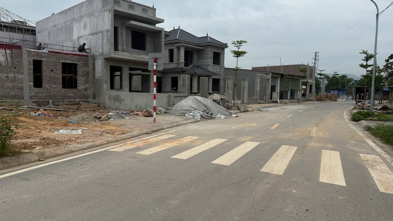 CÁC BÁC LƯU Ý ,GIÁ CHƯA ĐẾN 2 TỶ ,DIỆN TÍCH GÀN 350 M ,LÔ GÓC 2 MẶT TIỀN ,THẬT PHÙ HỢP CHO CÁC BÁC MUA XÂY NHÀ NGHỈ DƯỠNG ,HOẶC LÀM KHO XƯỞNG
