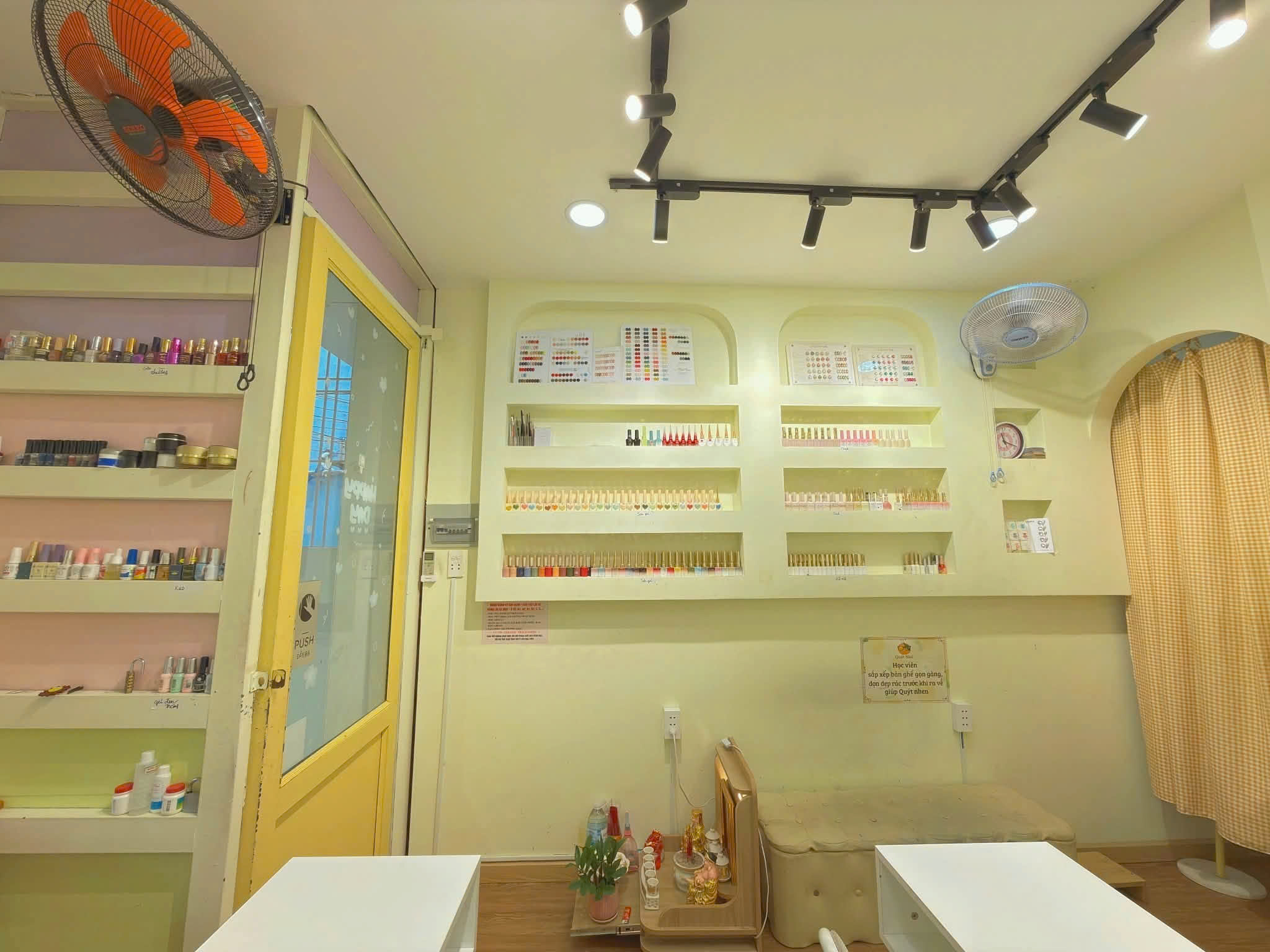 CHÍNH CHỦ SANG NHƯỢNG MẶT BẰNG TIỆM NAIL & HỌC VIỆN ĐÀO TẠO NGHỀ – CHỈ 35 TRIỆU (ĐÃ BAO GỒM TIỀN CỌC) Tặng thêm 1 ít bàn ghế chốt nhanh lẹ