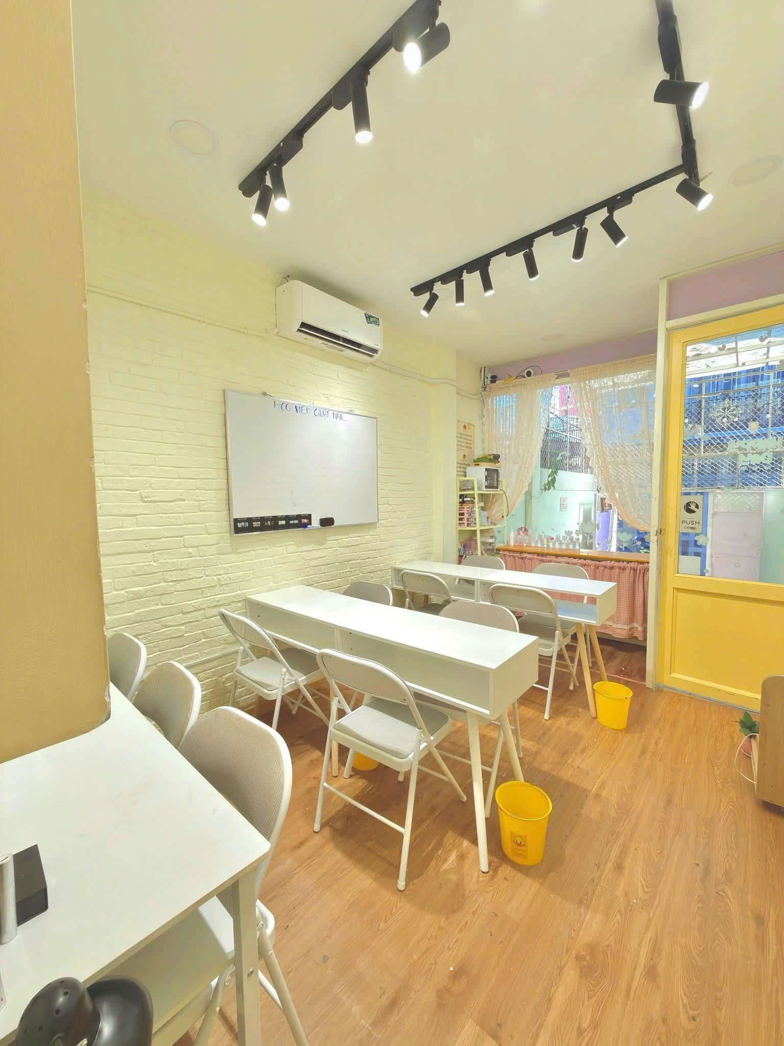 Do cần chuyển sang địa điểm rộng hơn để mở rộng quy mô hoạt động, mình cần sang nhượng MẶT BẰNG TIỆM NAIL & HỌC VIỆN ĐÀO TẠO NGHỀ  CHỈ 35 TRIỆU