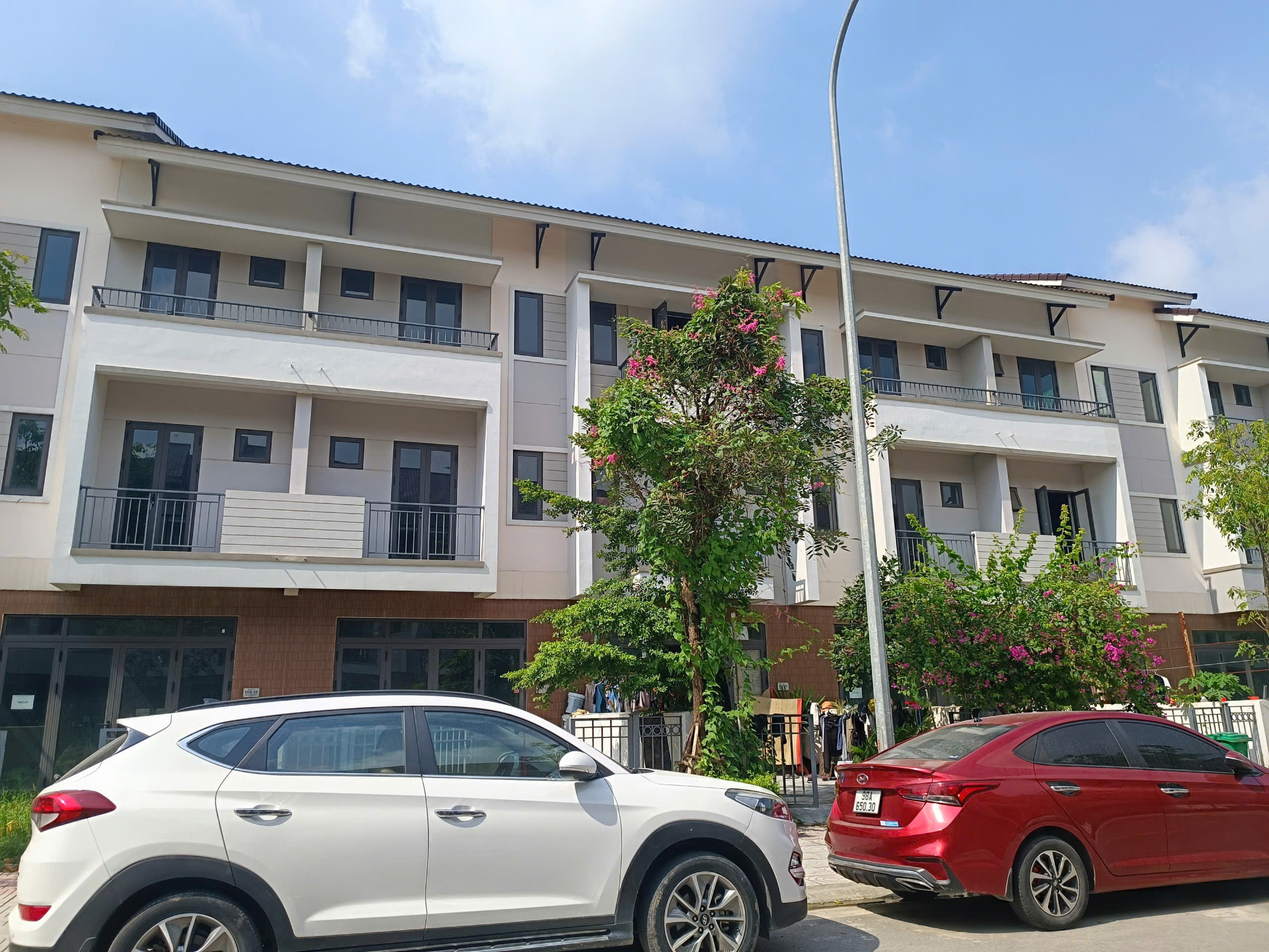 Nhà phố 3 tầng sổ đỏ lâu dài trong khu đô thị sẵn dòng tiền cho thuê chỉ 65tr/m2