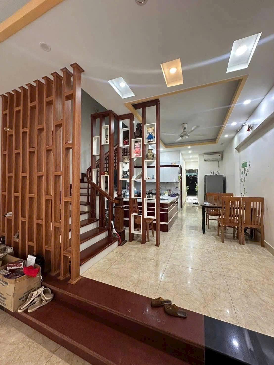 Bán nhà 4 tầng mặt phố Đặng Quốc Chinh, ph Lê Thanh Nghị, TP HD, 75m2, mt 5m, 4 ngủ