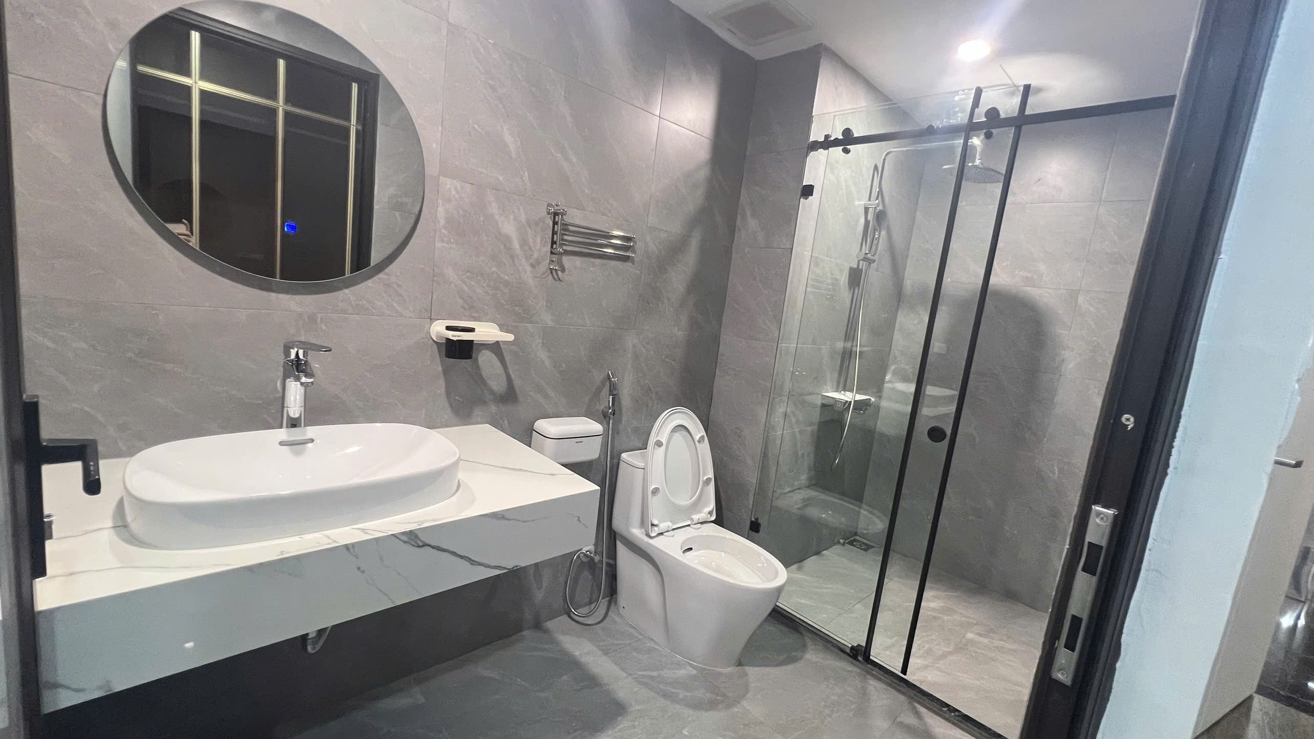 Cho thuê nhà, Chùa Láng, Nguyễn Chí Thanh, Đống Đa, 242m2x 3T -37 tr