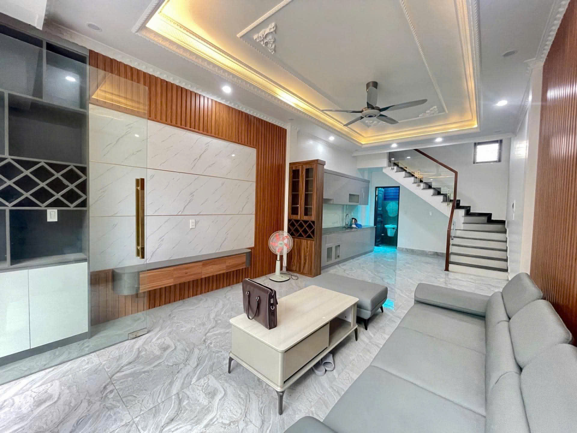 Mặt đường Trần Nguyên Hãn vị trí đẹp lô góc thoáng