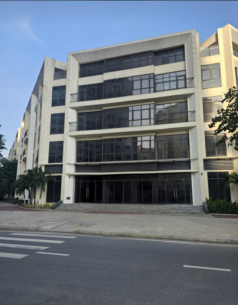 Cho thuê nhà căn góc, Lê Văn Lương, Khuất Duy Tiến; 104m2* 5T -47 tr