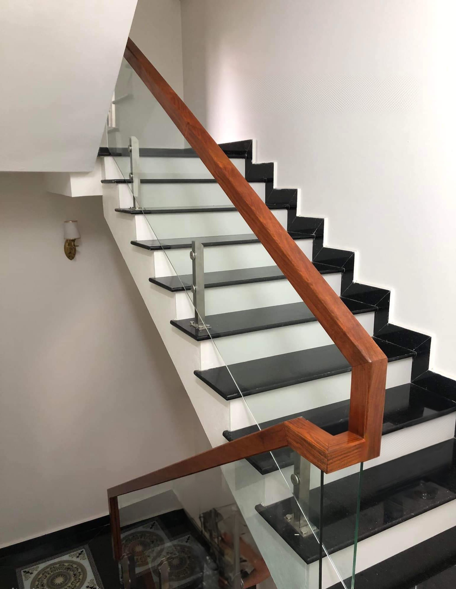 Cho thuê nhà căn góc, Lê Văn Lương, Khuất Duy Tiến; 104m2* 5T -47 tr
