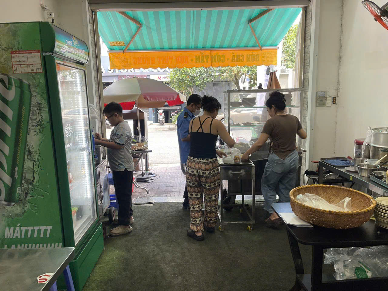 Quận 2 , SANG RẺ QUÁN CƠM TẤM – BÚN CHẢ  4m x 17m , Mb thuê16tr, KDC An Phú, Khu VP cty, Chung Cư, Tel : 0906397651 ( Chính chủ )-4
